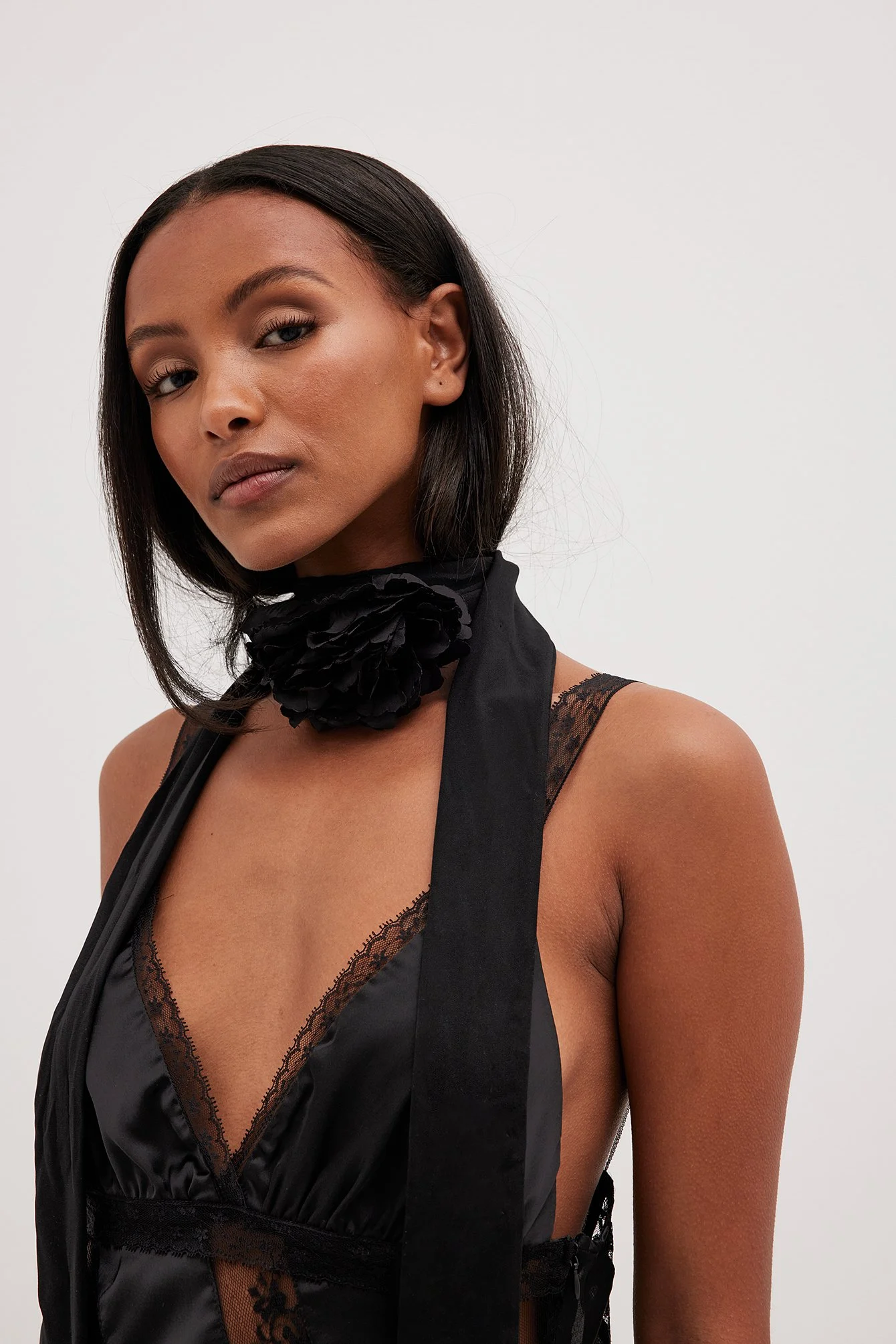 Satin-Top mit Spitzeneinsatz vorne