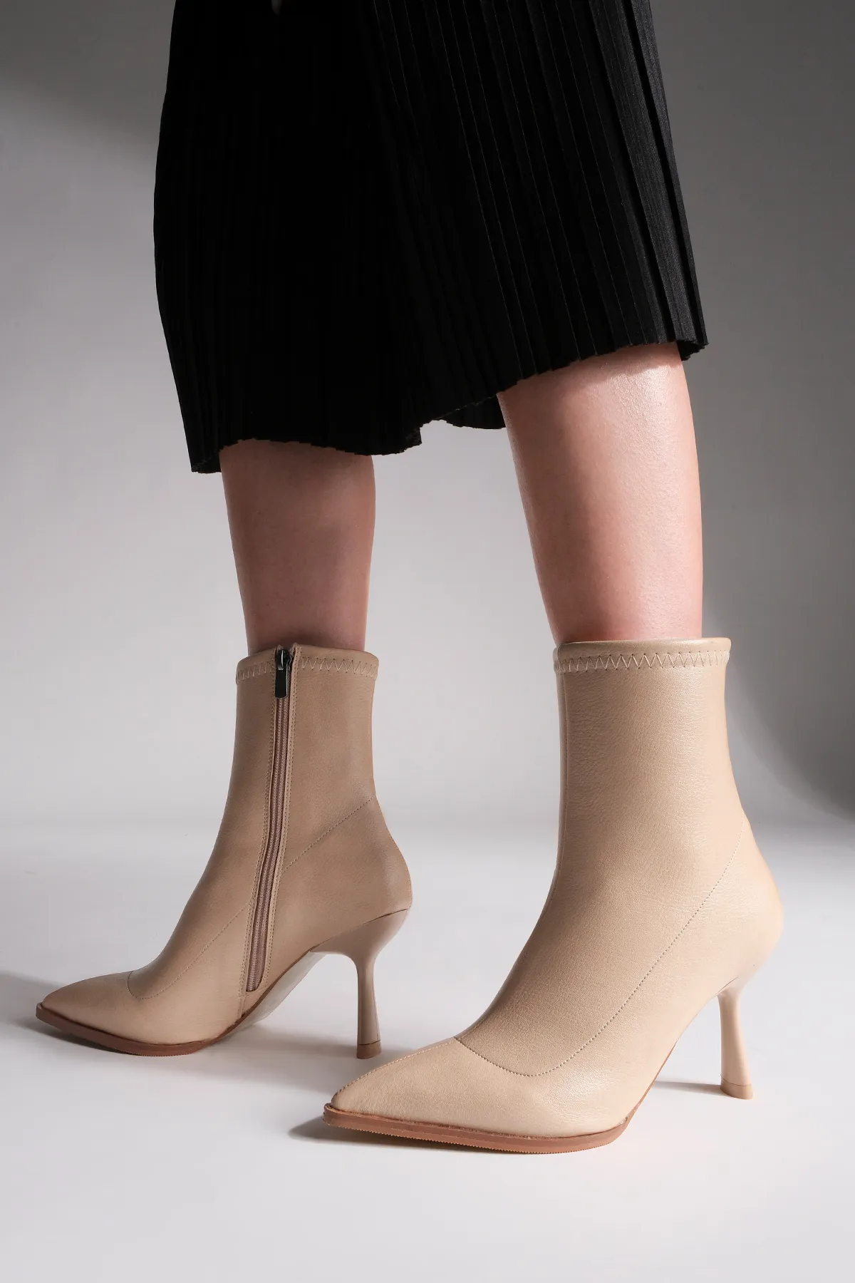 Marjin  Damenstiefel mit Absatz, spitze Zehenpartie, Kelchabsatz, tägliche klassische Stiefel, Löcher, Beige