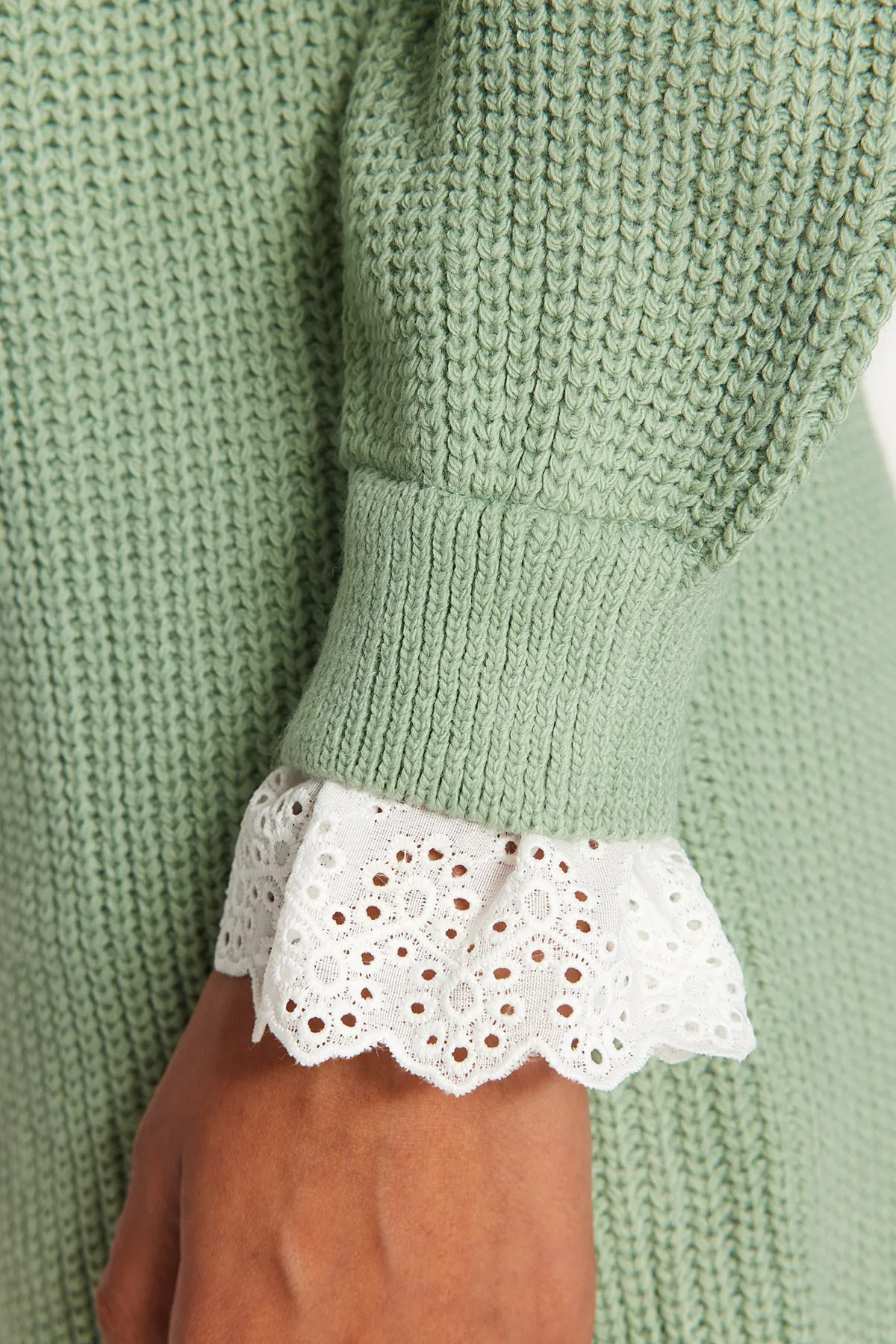 Trendyol Modest  Mintfarbener, detaillierter Selanik-Strickpullover aus Guipure-Spitze TCTAW24AK00126