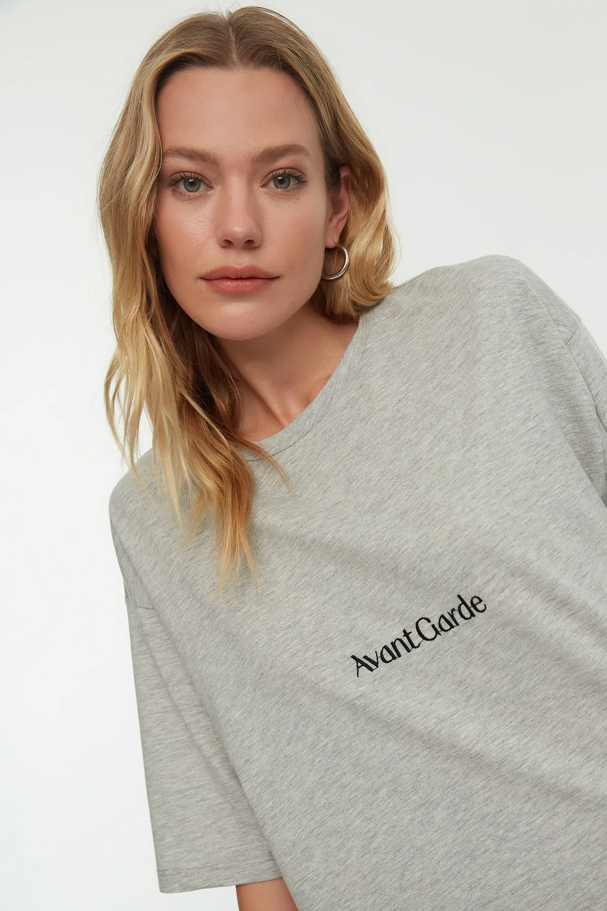 Trendyol Collection  Graues Baumwollmisch-Slogan-gesticktes, entspanntes/weites T-Shirt mit entspanntem Schnitt und Rundhalsausschnitt TWOSS21TS0481