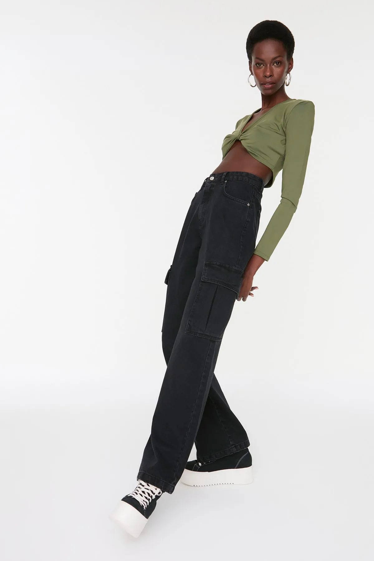 Trendyol Collection  Schwarze Cargo-Jeans mit hoher Taille und weitem Bein TWOSS22JE0581