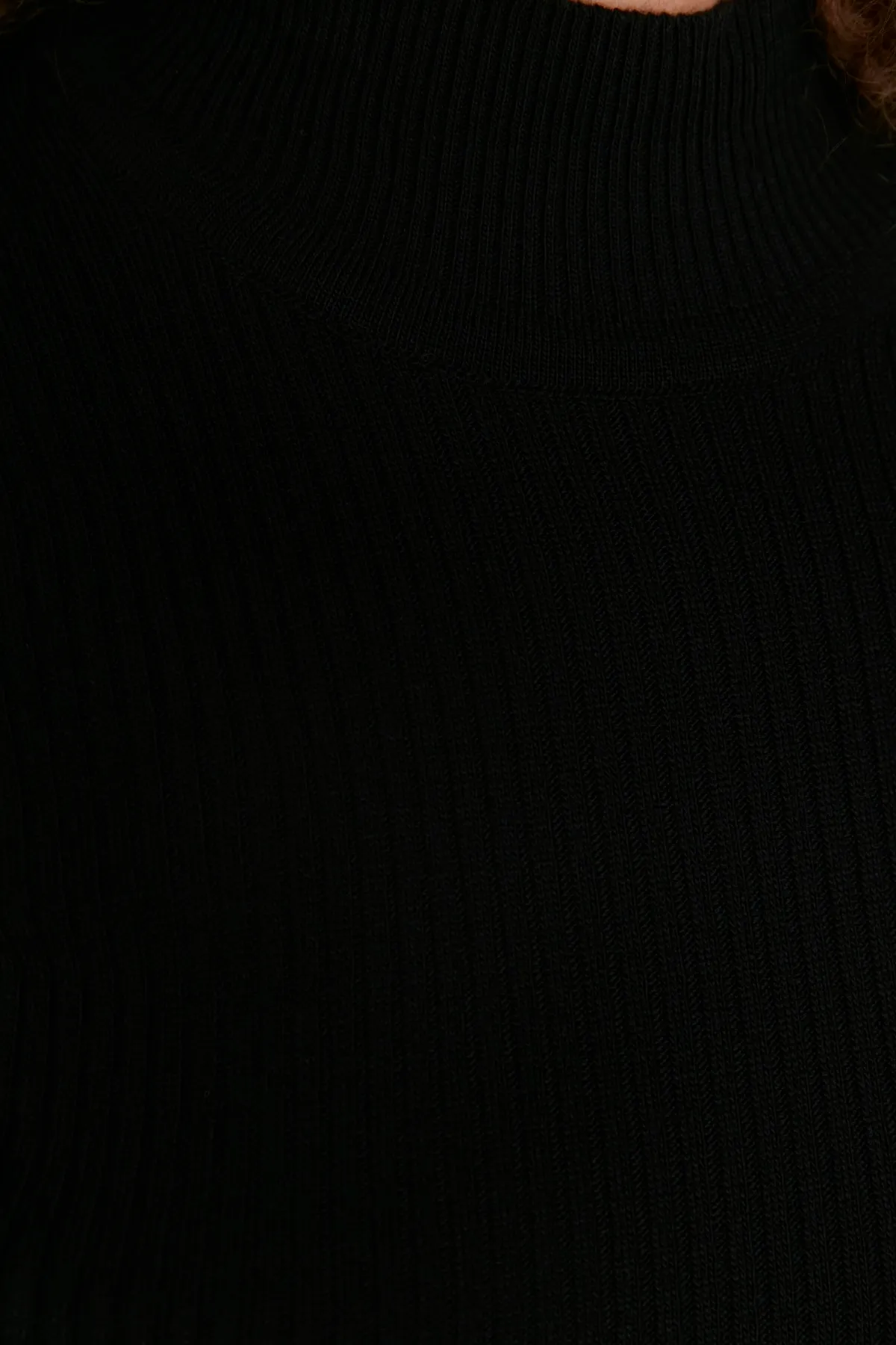 Trendyol Curve  Schwarzer dünner Strickpullover mit halbem Rollkragen TBBAW23AN00022