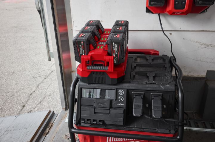 Milwaukee-tilbehør 4932498551 M18 MPC6 M18 Mobile Packout 6-spors hurtiglader
