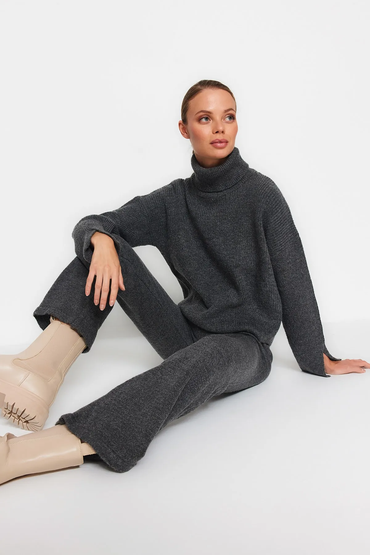 Trendyol Collection  Anthrazitfarbenes, weich strukturiertes Basic-Strickober- und -Unterteil-Set mit Hose TWOAW22AU0312