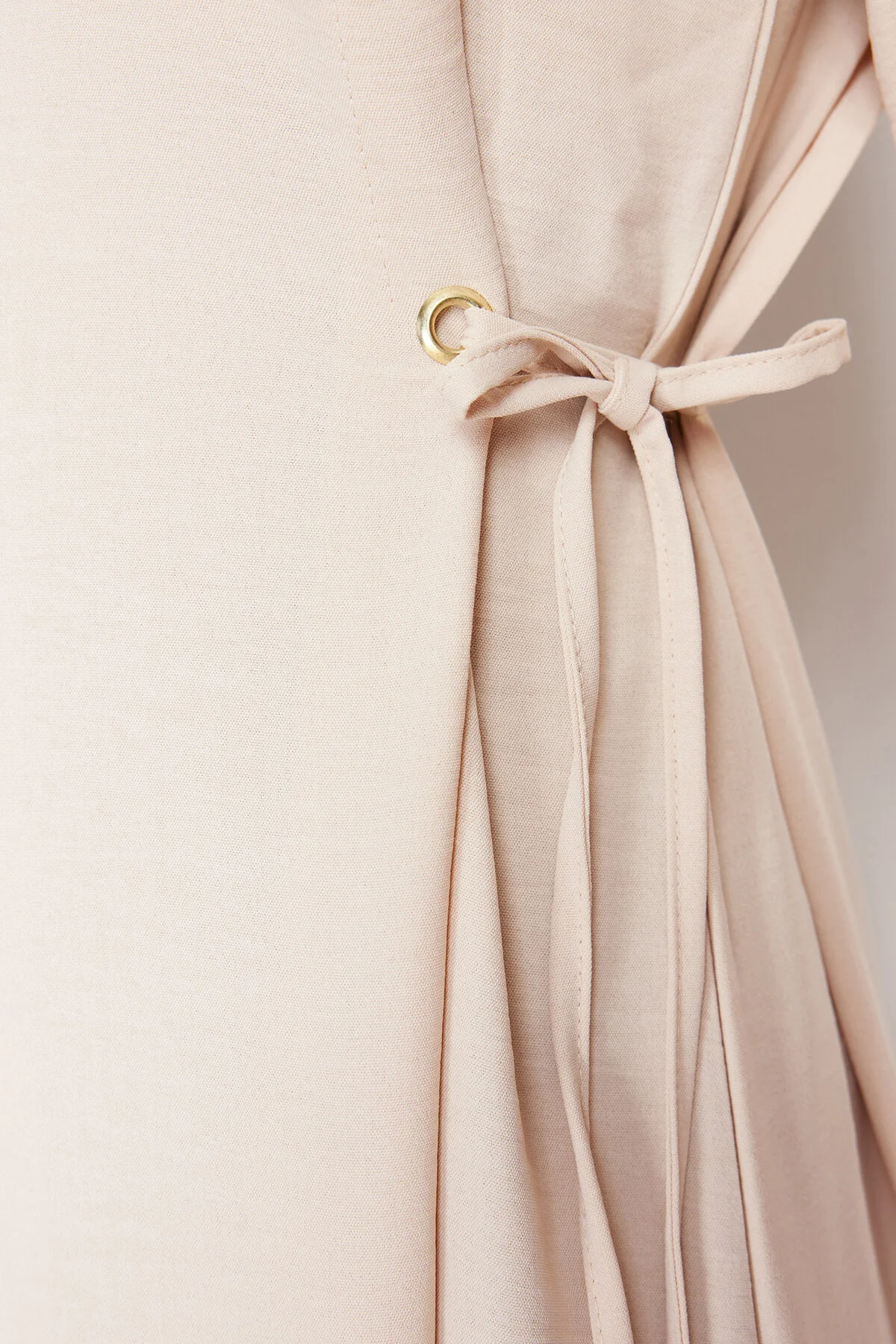 Trendyol Modest  Beigefarbenes Taillenseilband, detailliertes elastisches Aerobin-Webkleid am Ärmelende TCTSS22EB00104