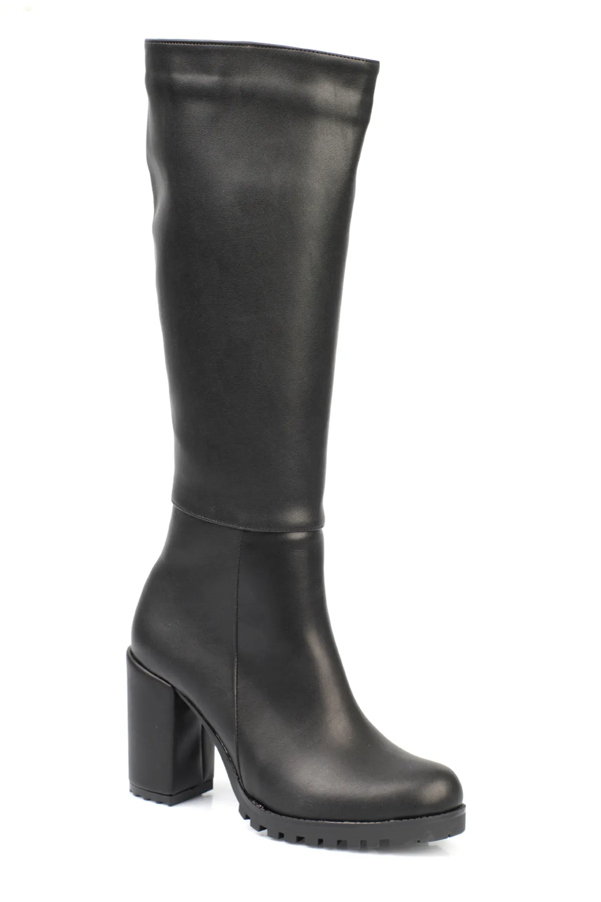 Capone Outfitters  Damenstiefel mit runder Zehenpartie und Trac-Sohle und mittlerem Absatz