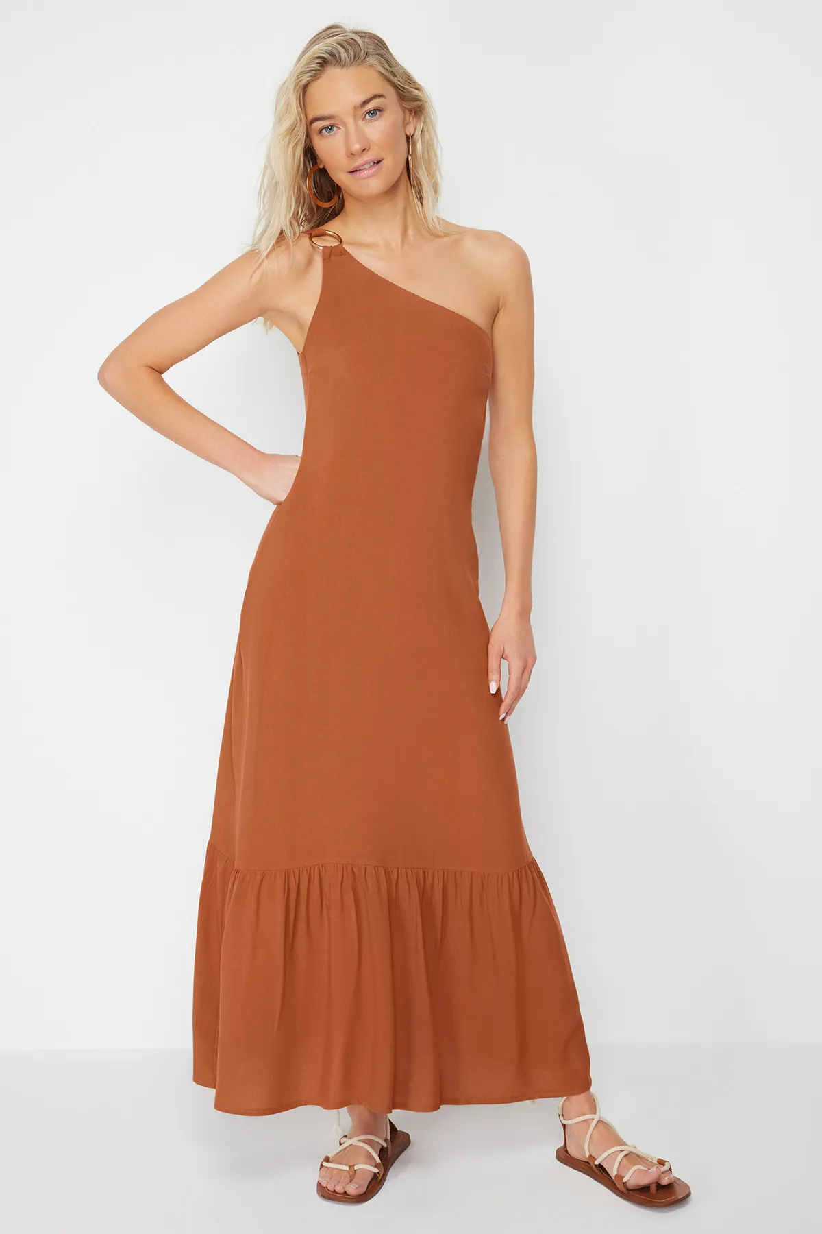 Trendyol Collection  Braunes, gewebtes One-Shoulder-Strandkleid in Midi-Länge mit Accessoires TBESS24EL00019