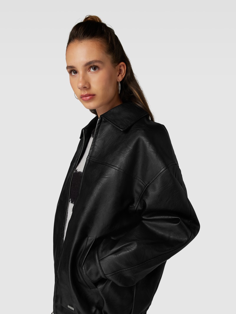 Jacke in Leder-Optik in schwarz