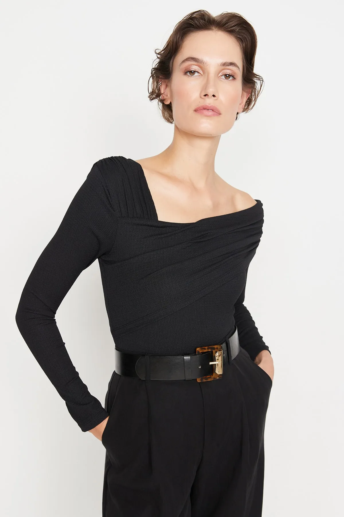 Trendyol Collection  Schwarzer asymmetrischer Kragen, detailreich drapiert, tailliert/körperbetont, figurbetonter Strickbody mit Wickelnieten TWOAW23BD00043