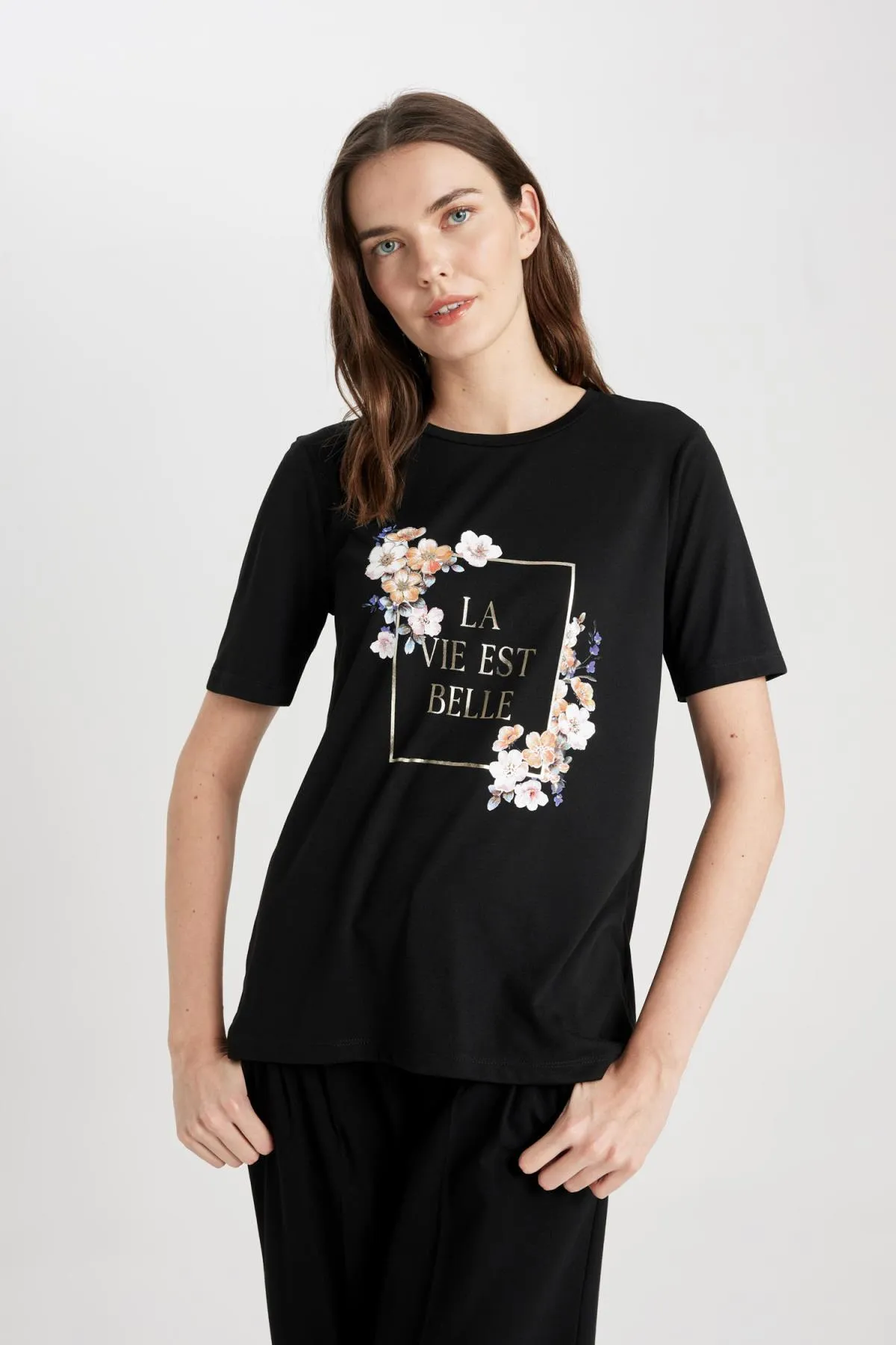 DeFacto  Normal geschnittenes, kurzärmliges T-Shirt mit Rundhalsausschnitt und Blumenmuster C2107ax24sp