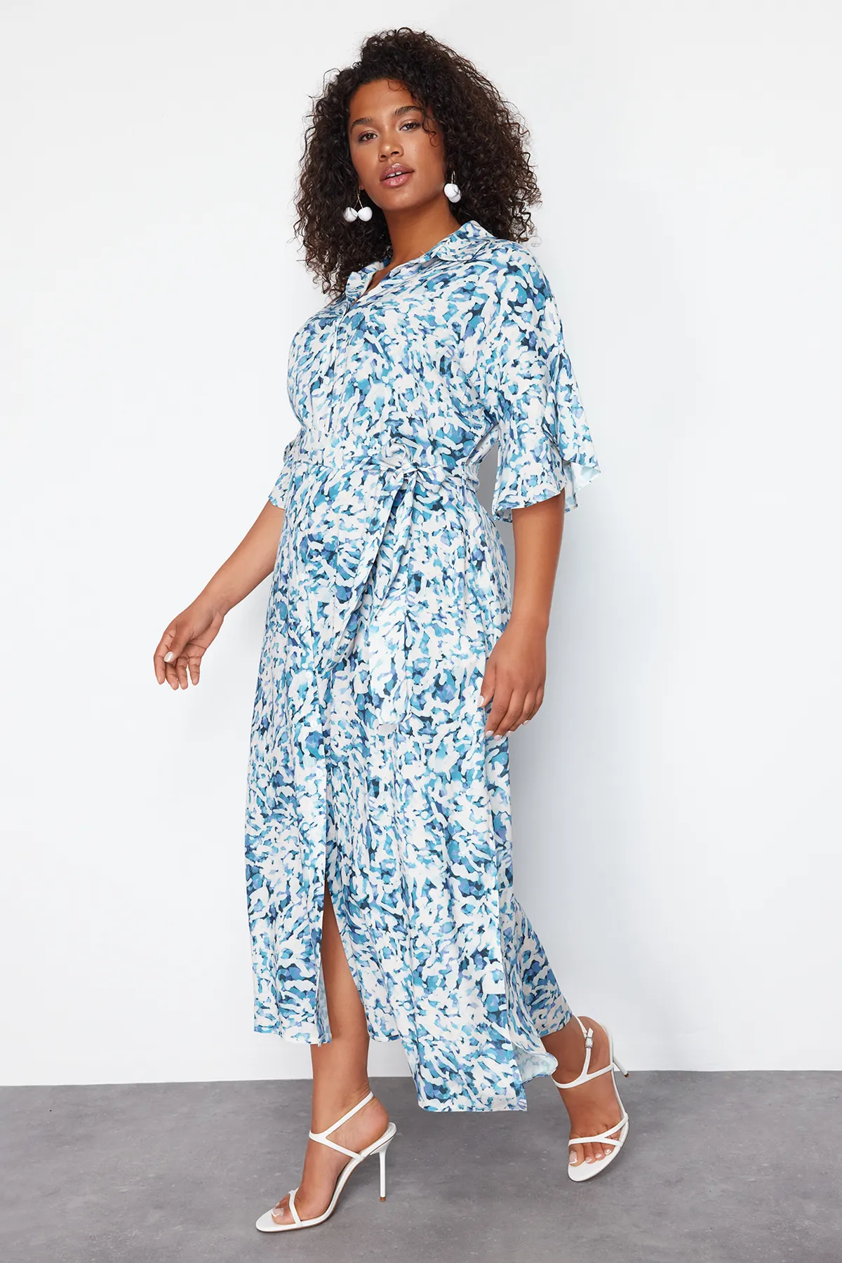 Trendyol Curve  Weiß-blaues Shally Woven Kleid in Übergröße