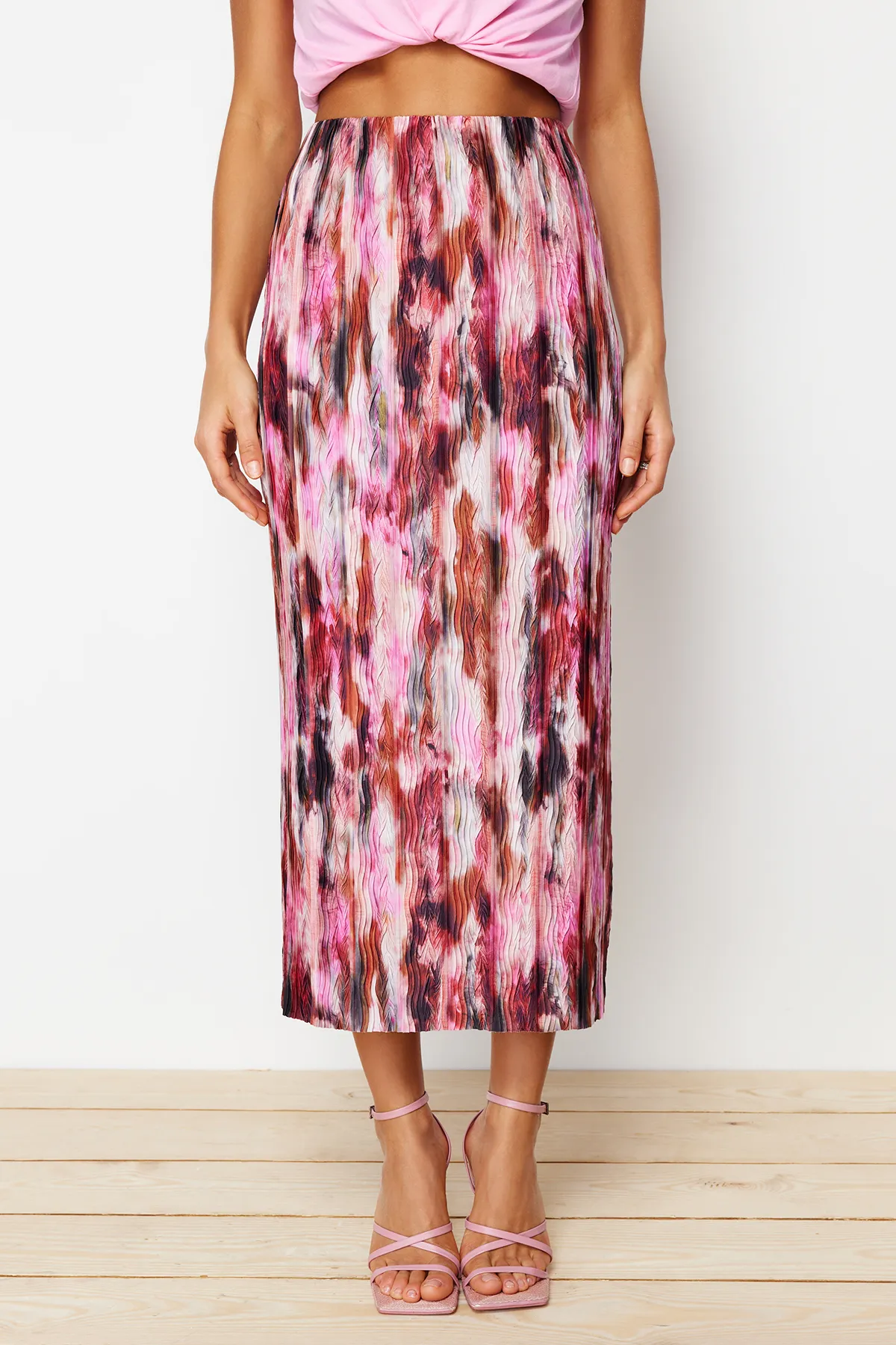 Trendyol Collection  Roter bedruckter Plissierter Maxi-Strickrock mit normaler elastischer Taille TWOSS24ET00055