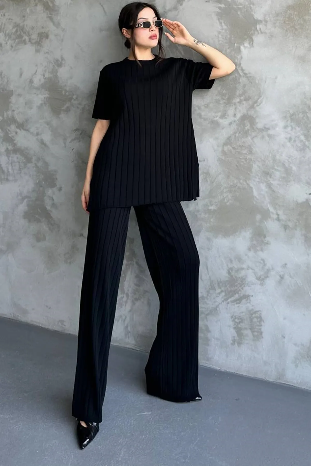 lovebox  Kurzärmliges Oberteil mit Rundhalsausschnitt und hoch taillierte Hose mit weitem Bein. Schwarzer gerippter Strickanzug 1140