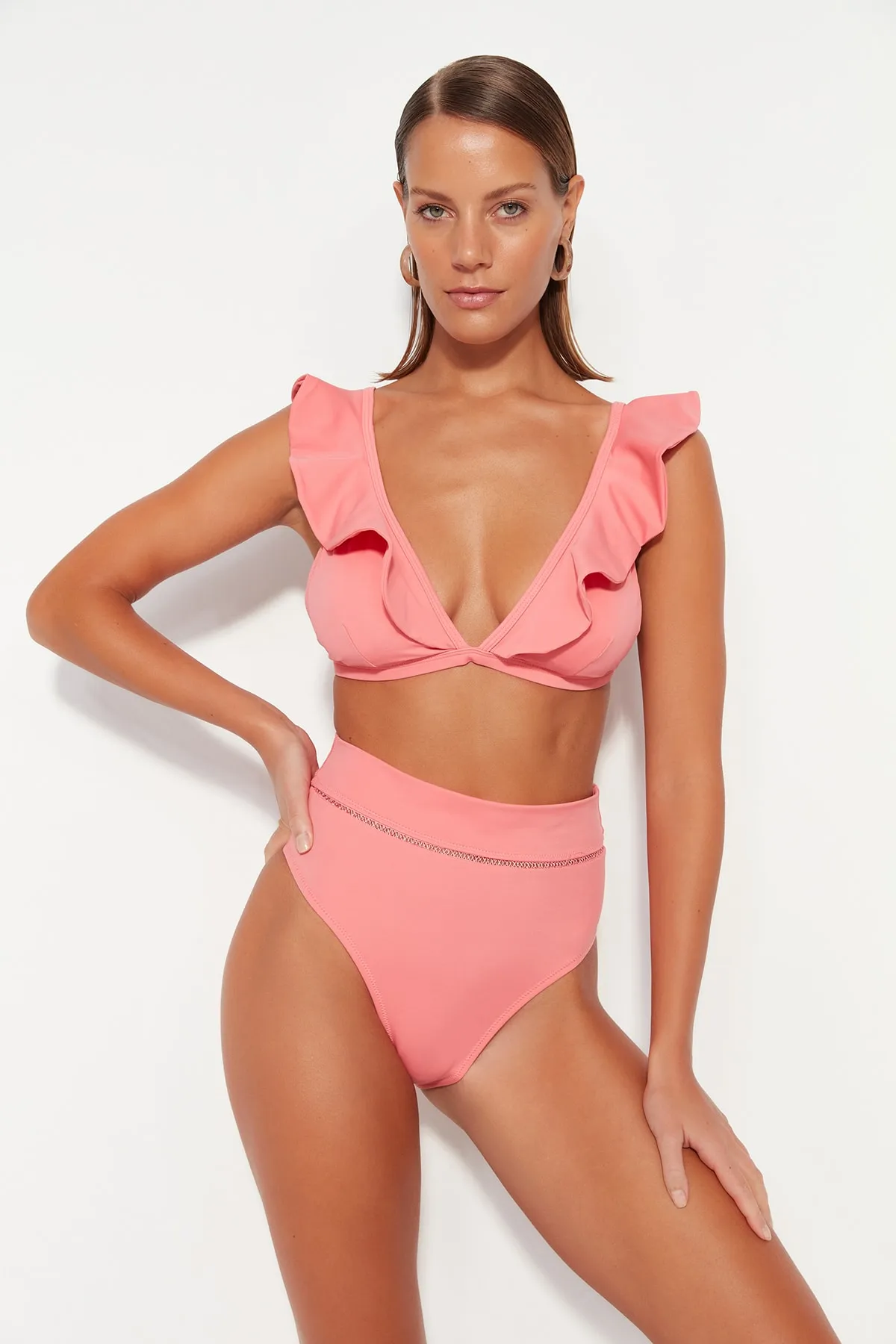Trendyol Collection  Rosafarbenes Triangel-Bikinioberteil mit Volant TBESS22BU0023