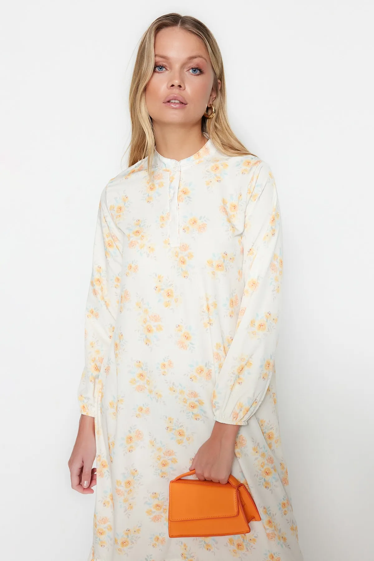 Trendyol Modest  Oranges, florales, gewebtes Kleid mit halber Knopfleiste und Rüschenspitze, gefüttert TCTSS21EL3353