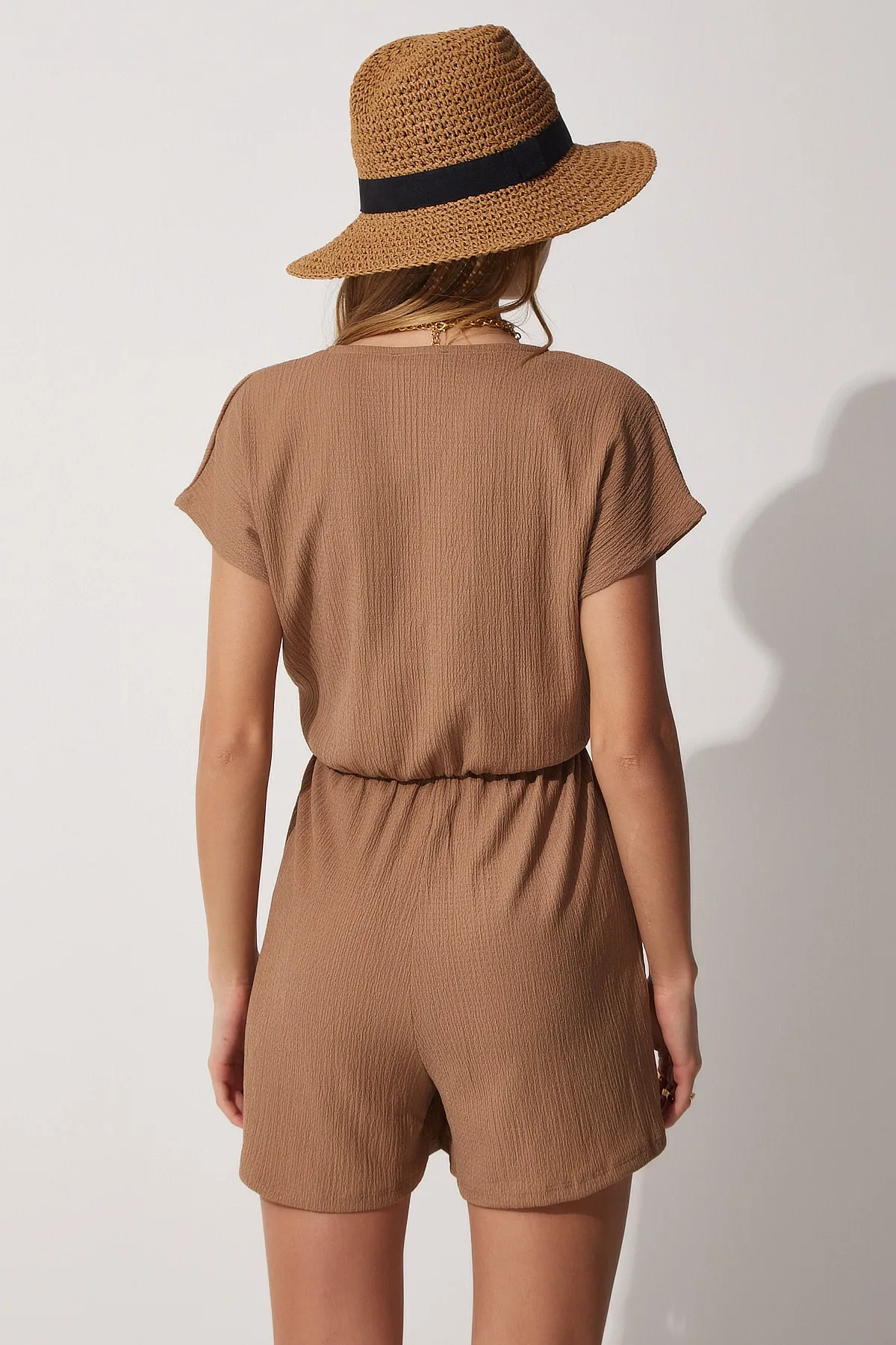 Happiness İstanbul  Kurzer Strick-Overall mit Wickelkragen und Shorts für Damen, Kamel UB00019