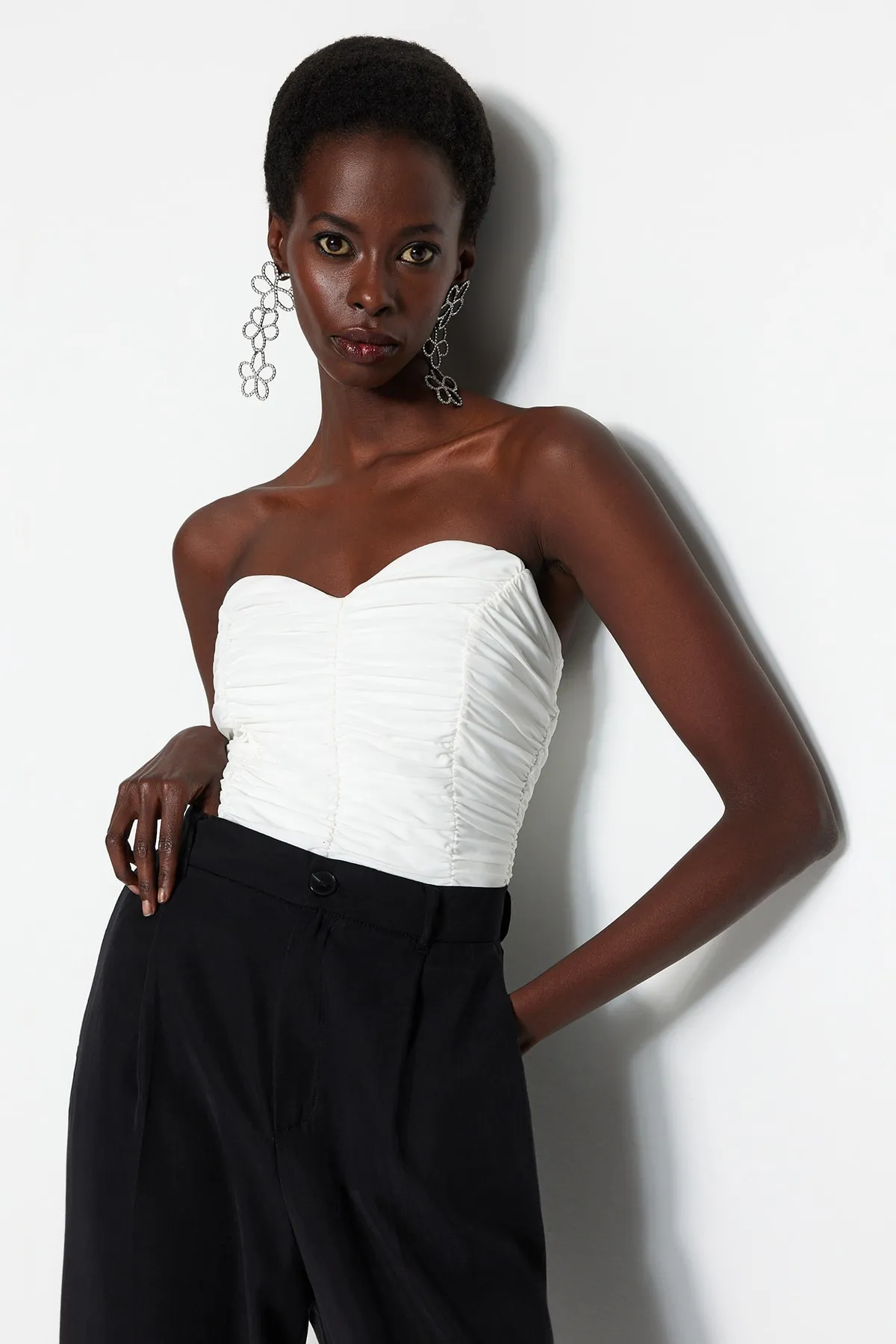 Trendyol Collection  Ecrufarbener, gefütterter, drapierter Strick-Body mit Druckknöpfen TPRSS23BD00027