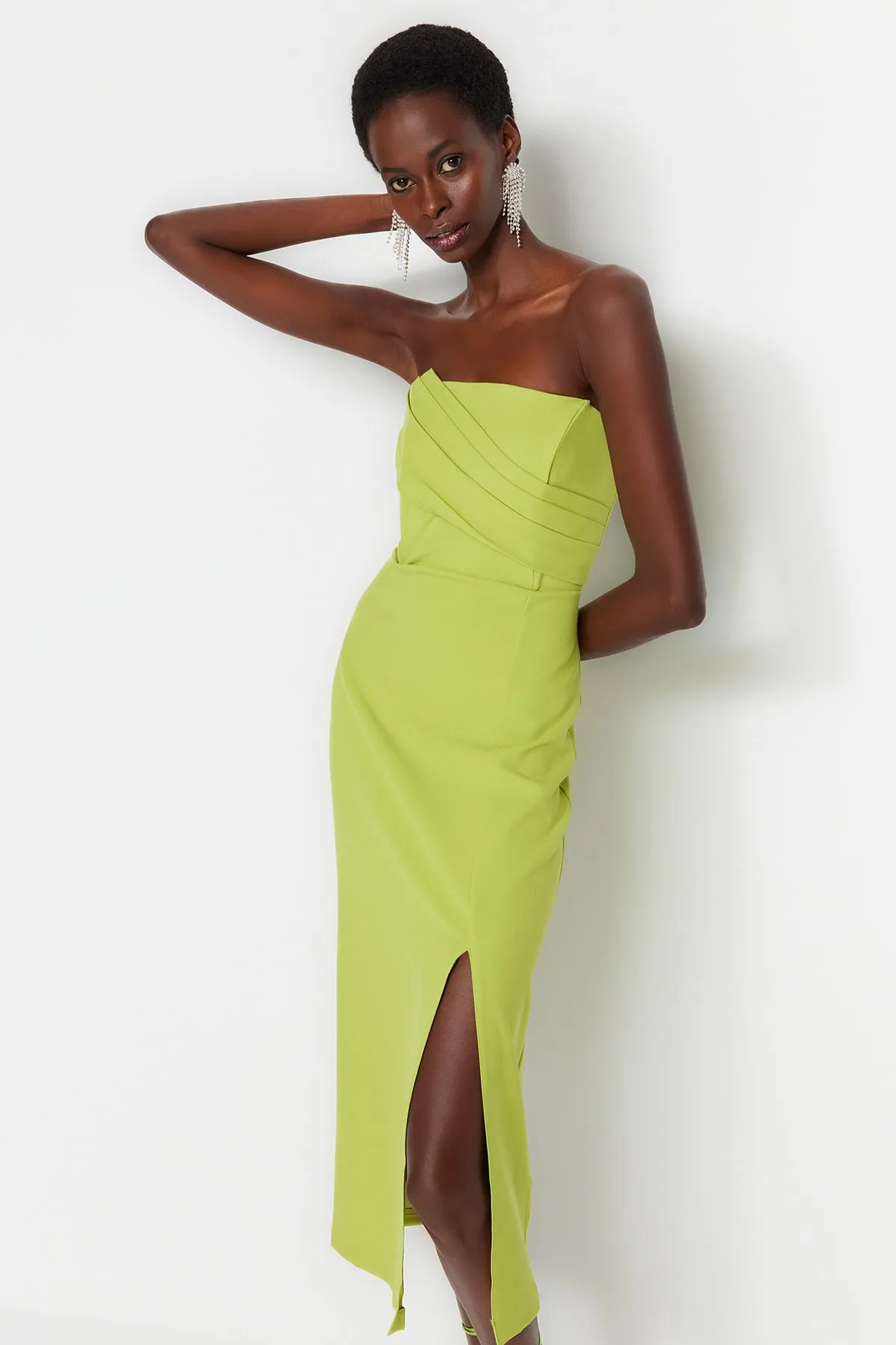 Trendyol Collection  Grünes, tailliertes, gewebtes Abendkleid TPRSS23EL00280