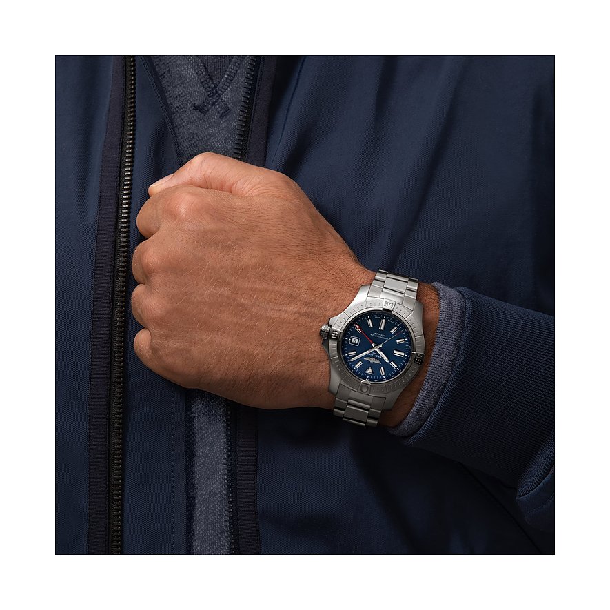 Breitling Herrenuhr Avenger Automatic GMT 45