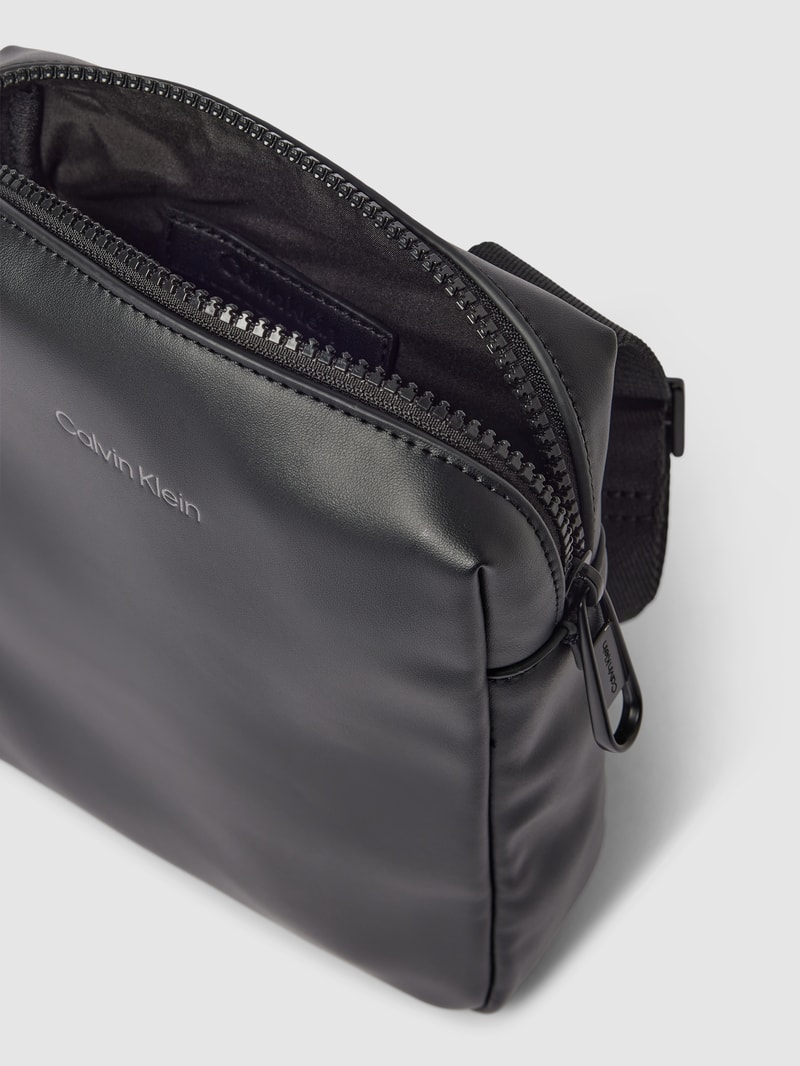 Umhängetasche mit Label-Detail Modell 'REPORTER' in schwarz