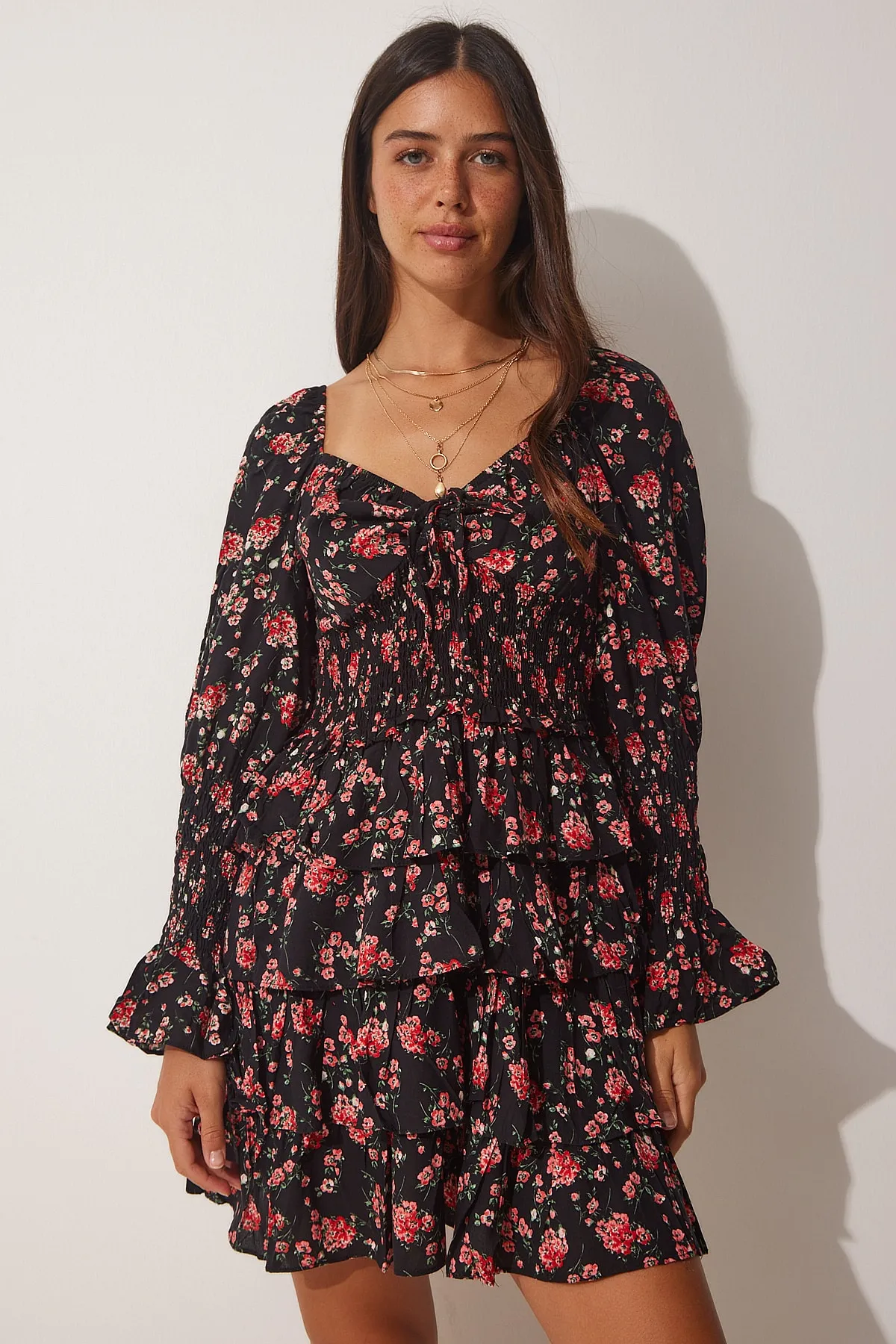 Happiness İstanbul  Schwarzes geblümtes Katkat-Rüschen-Mini-Sommerkleid für Damen FN02947