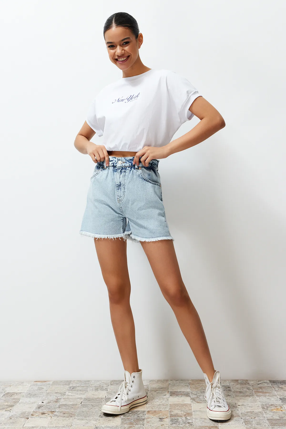 Trendyol Collection  Hellblaue Jeansshorts und Bermuda mit elastischem Bund TWOSS24SR00057