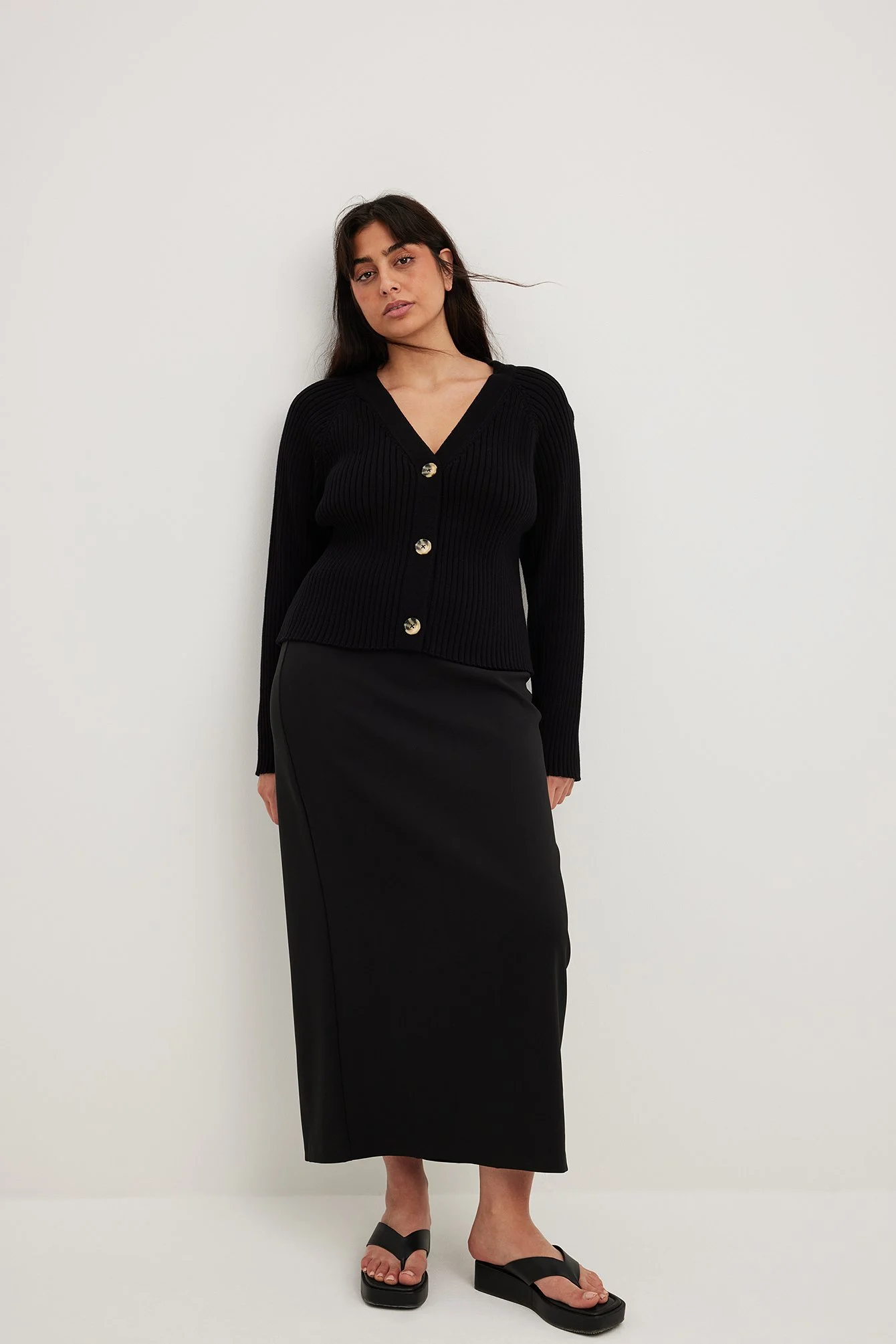 Gerippte Strickjacke mit V-Ausschnitt