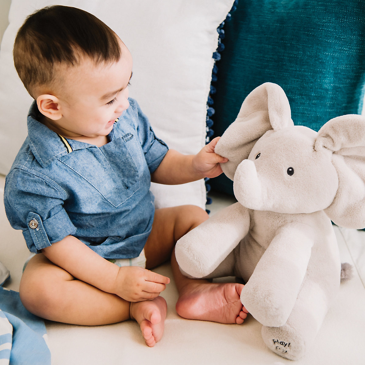 GUND Flappy, der singende und sprechende Elefant - spielt Guck-Guck mit den Ohren