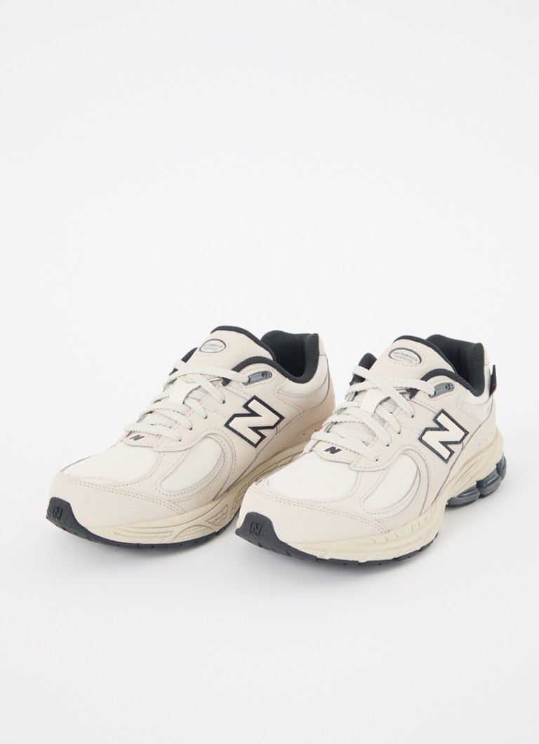 Teniși New Balance 2002 cu detalii din plasă și piele.