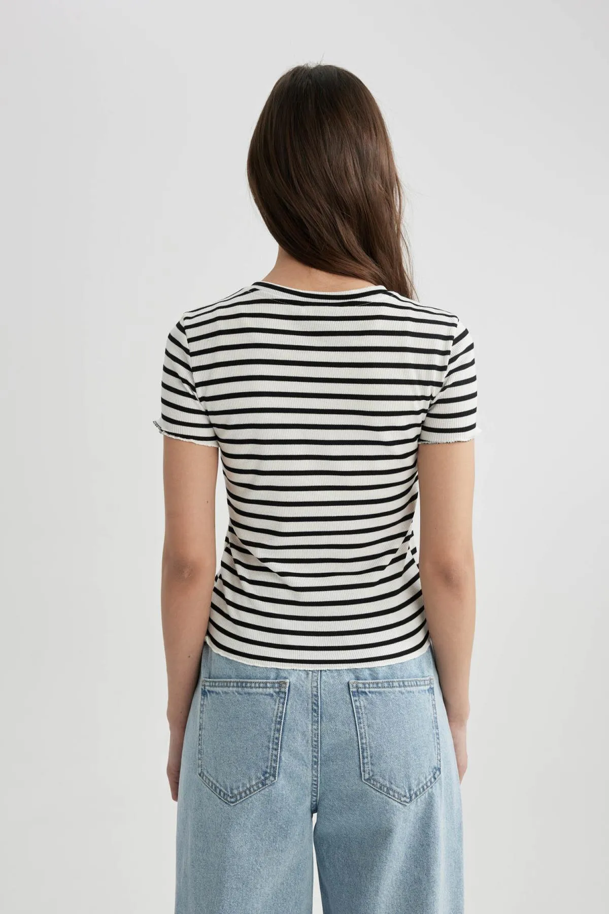 DeFacto  Tailliertes, gestreiftes Kurzarm-T-Shirt mit Rundhalsausschnitt