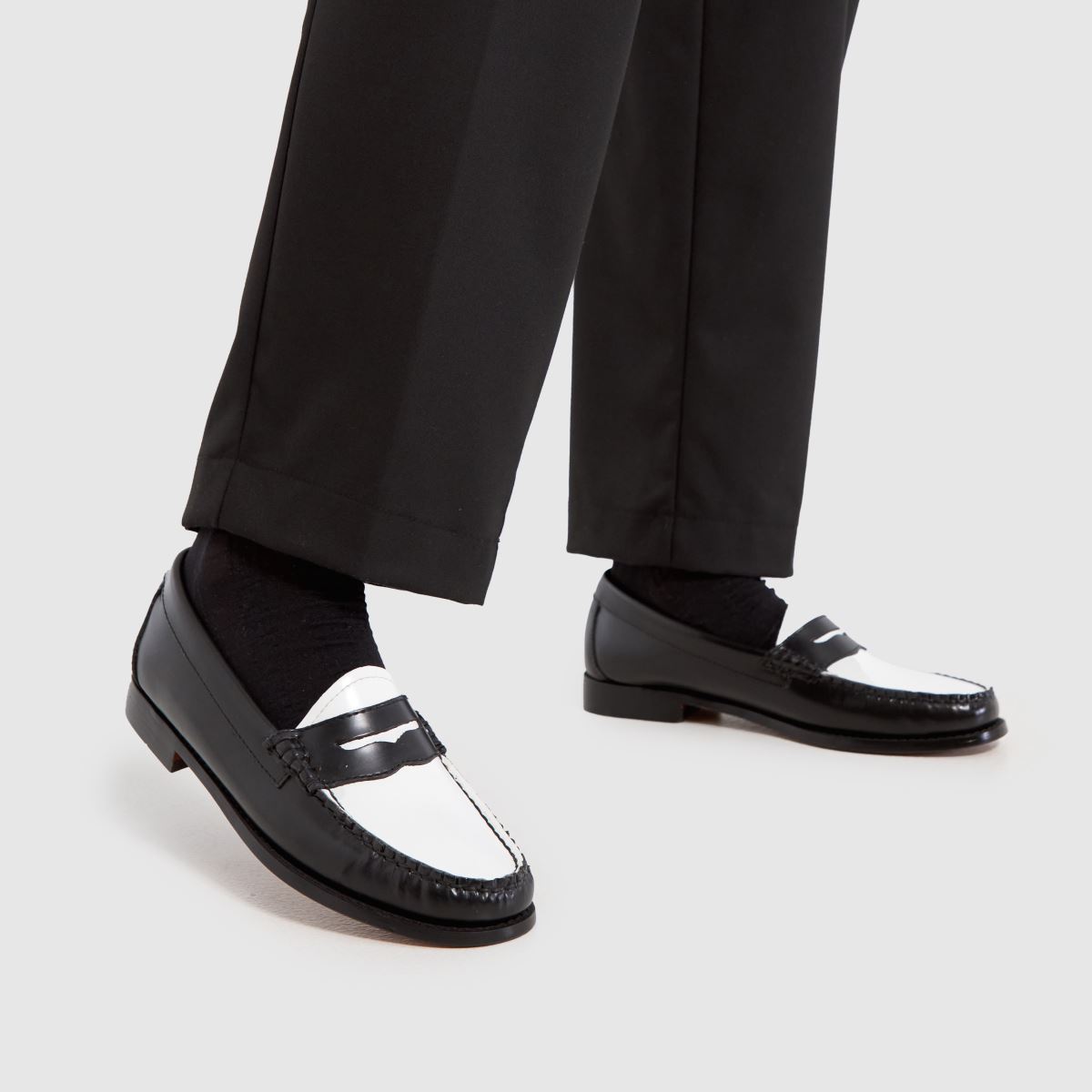 GH BASS – Svarta och vita, enkla Weejuns-skor med penny loafers