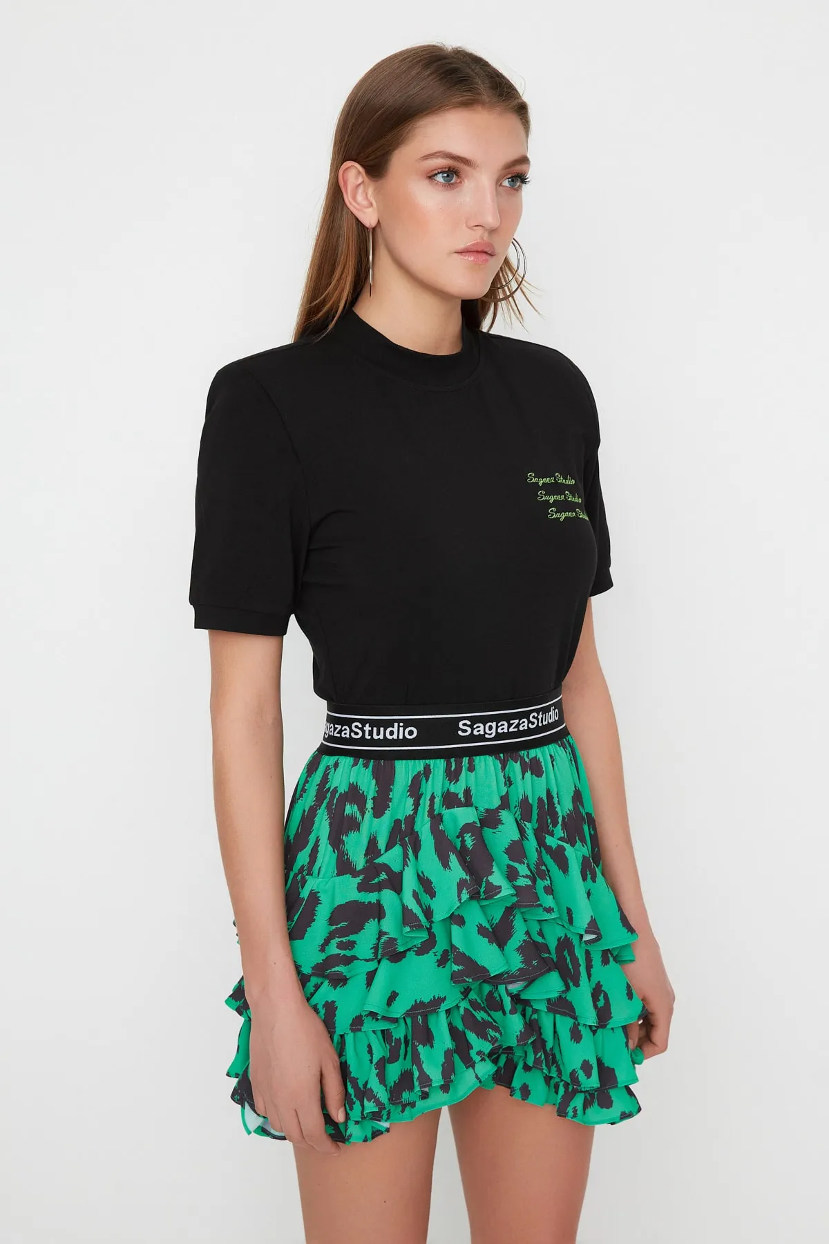 Trendyol Collection  X Sagaza Studio Schwarzes T-Shirt mit Stickerei und Details TPRSS22TS00000