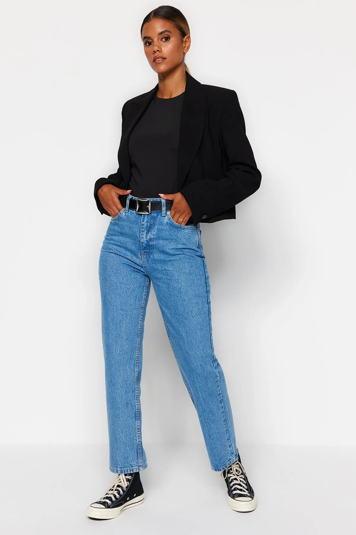 Trendyol Collection  Blaue gerade Jeans mit hoher Taille TWOAW24JE00061
