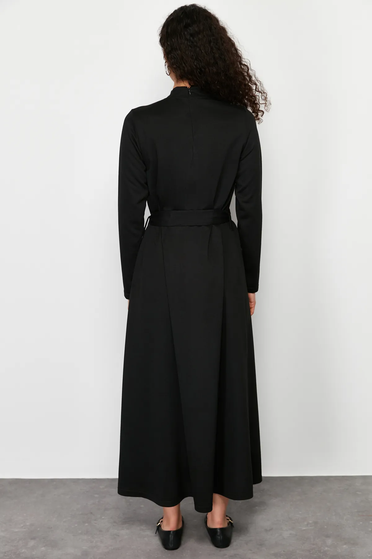 Trendyol Modest  Schwarzes Strickkleid mit Stehkragen und geradem Gürtel TCTSS24EB00122