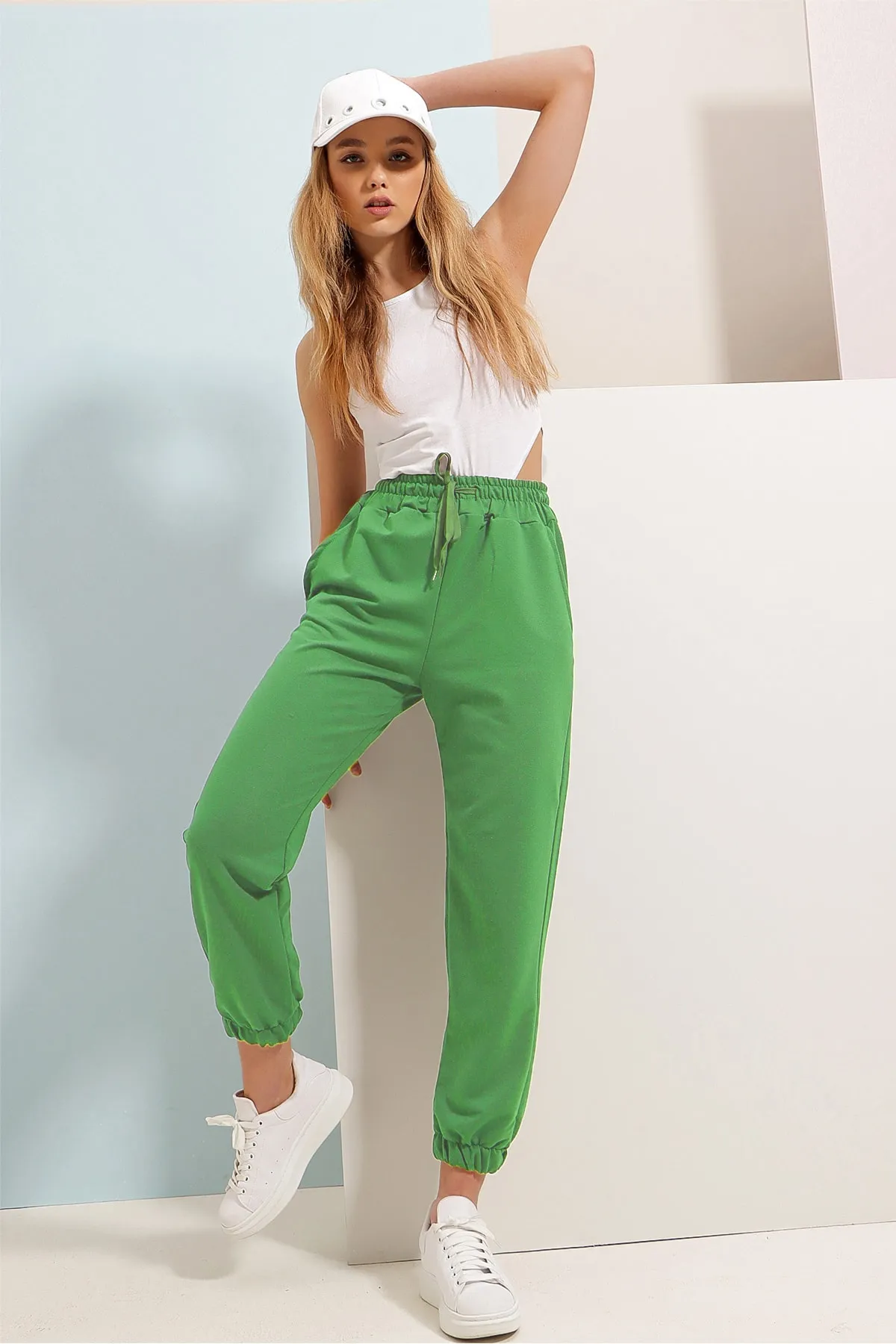 Trend Alaçatı Stili  Grüne Jogginghose mit zwei Fäden und elastischem Bein für Damen ALC-Y2933