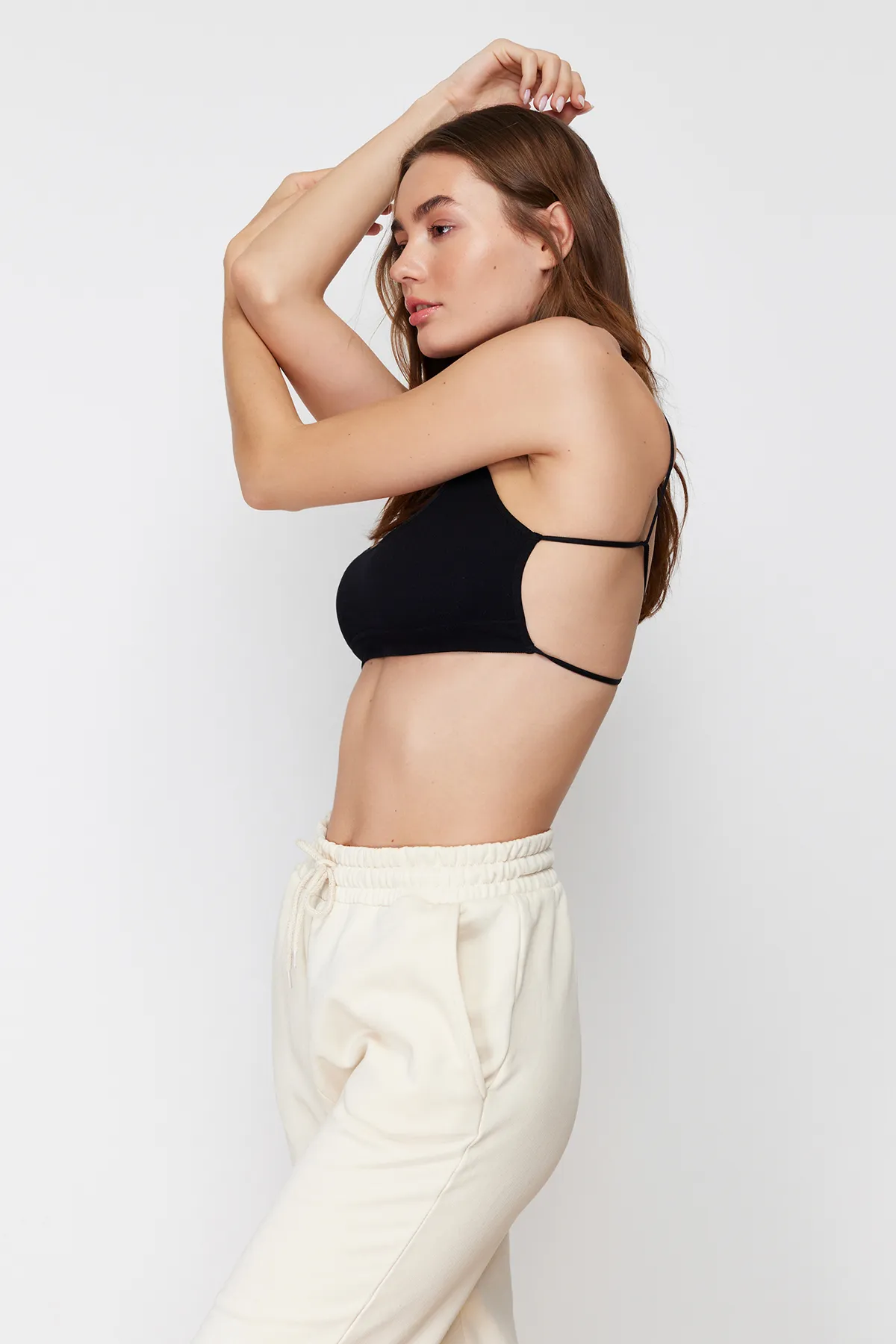 Trendyol Collection  Schwarzer nahtloser/nahtloser Bralette-Strick-BH mit Seilträgern auf der Rückseite THMAW23SU00130