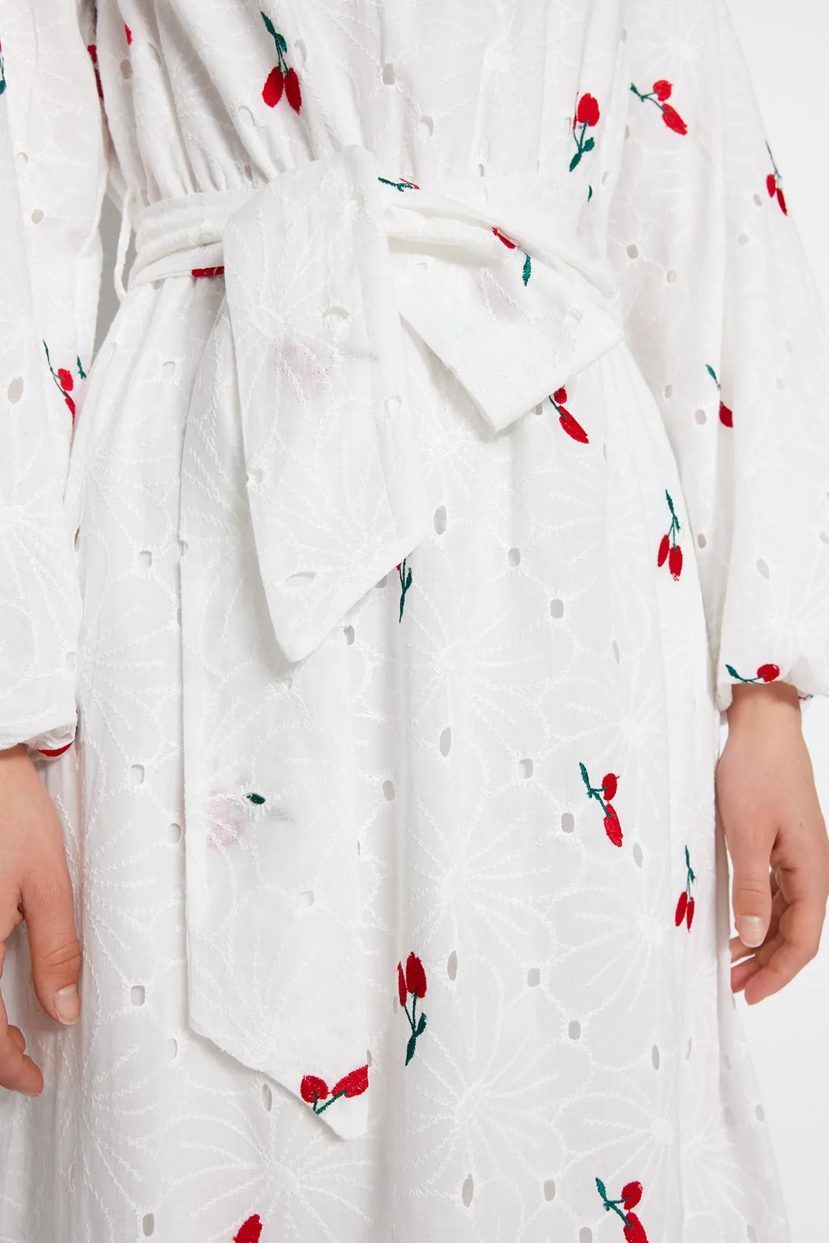 Trendyol Modest  Ecrufarbenes, gefüttertes Kleid aus 100 % Baumwolle mit Stickereien, Gürtel und detaillierten Stickereien TCTSS23EB00136