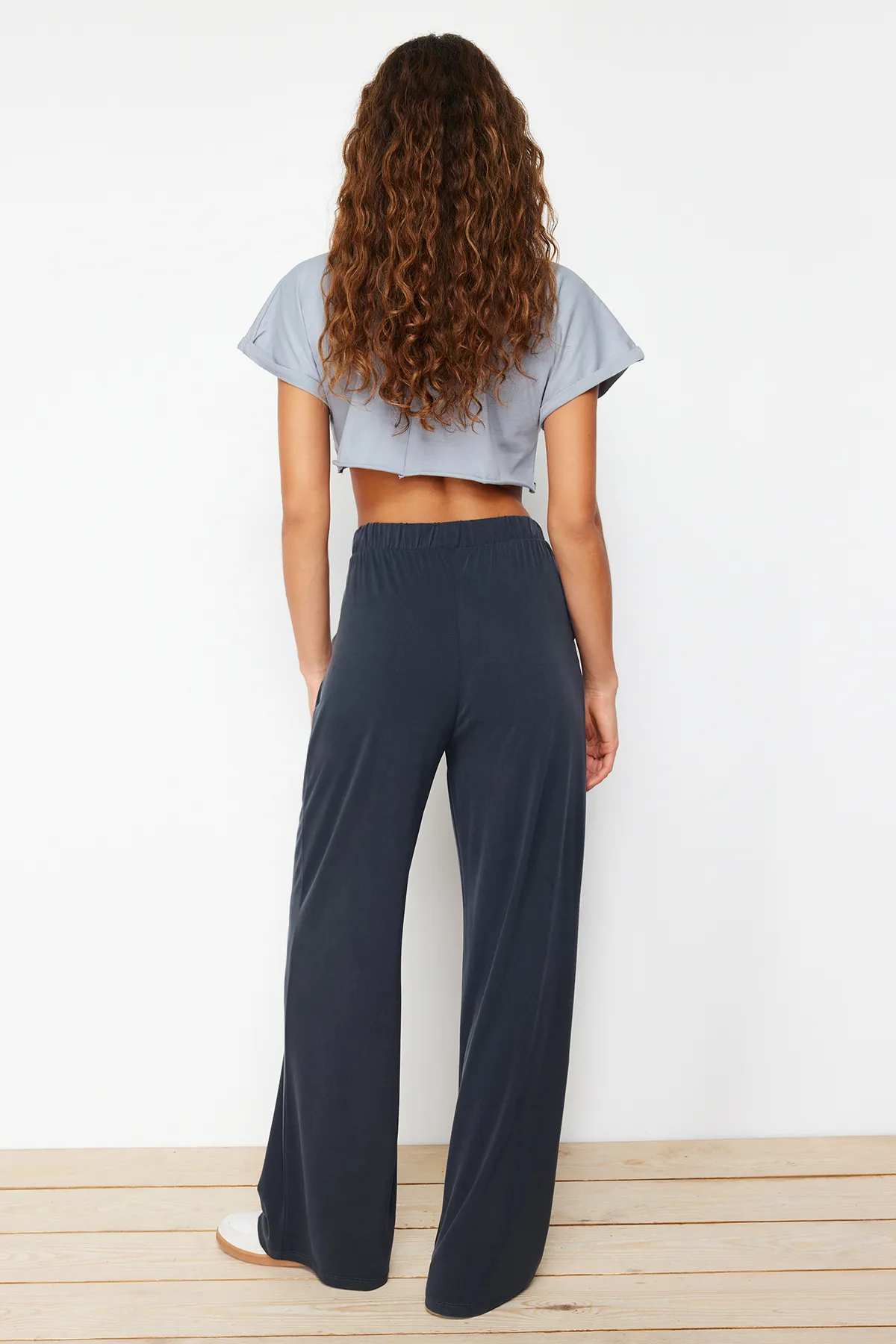 Trendyol Collection  Anthrazitfarbene Premium-Modalhose mit weicher Textur und weitem Beinausschnitt TWOSS24PL00071