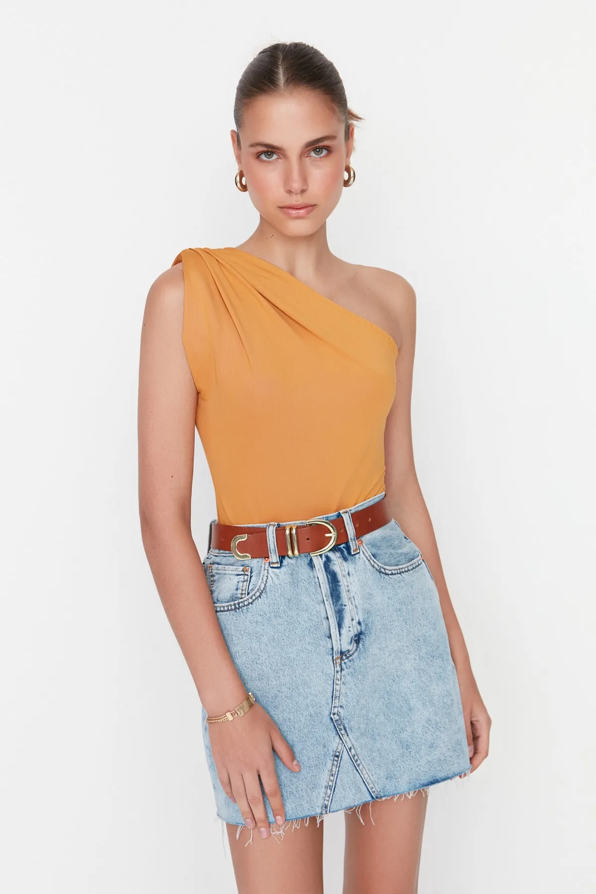 Trendyol Collection  Senfgelber, flexibler Strickbody mit asymmetrischem Kragen und Druckknopf TWOSS22BD00014