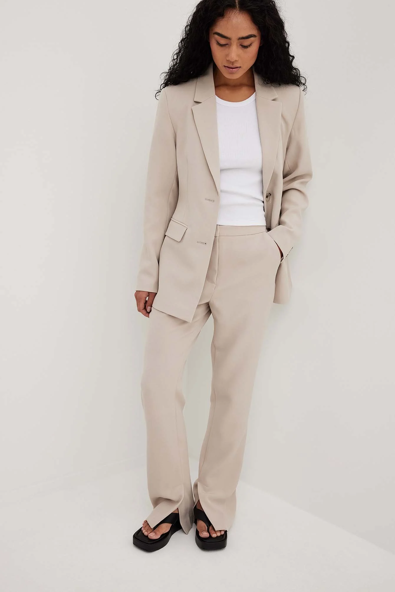 Taillierte Mid-Waist Hose mit Seitenschlitz