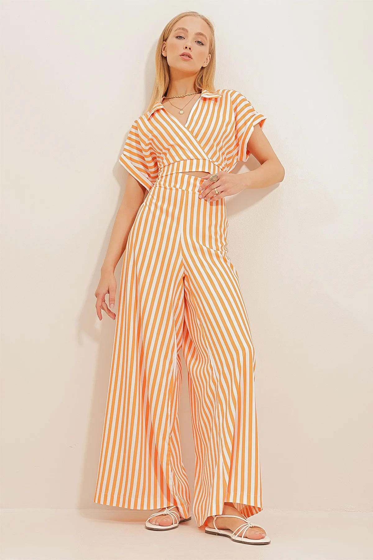 Trend Alaçatı Stili  Orangefarbenes Damen-Set aus Bluse und Hose mit zweireihigem Kragen und Streifenmuster ALC-X10588
