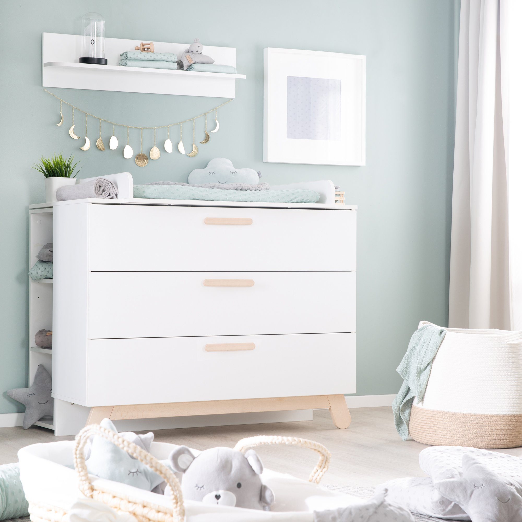 roba® Wickelkommode Clara, Weiß, mit Füßen und Griffen aus massiver Buche; Made in Europe