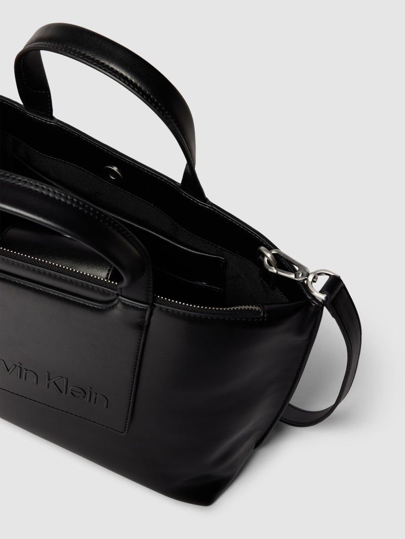 Handtasche in Leder-Optik mit Label-Print in schwarz