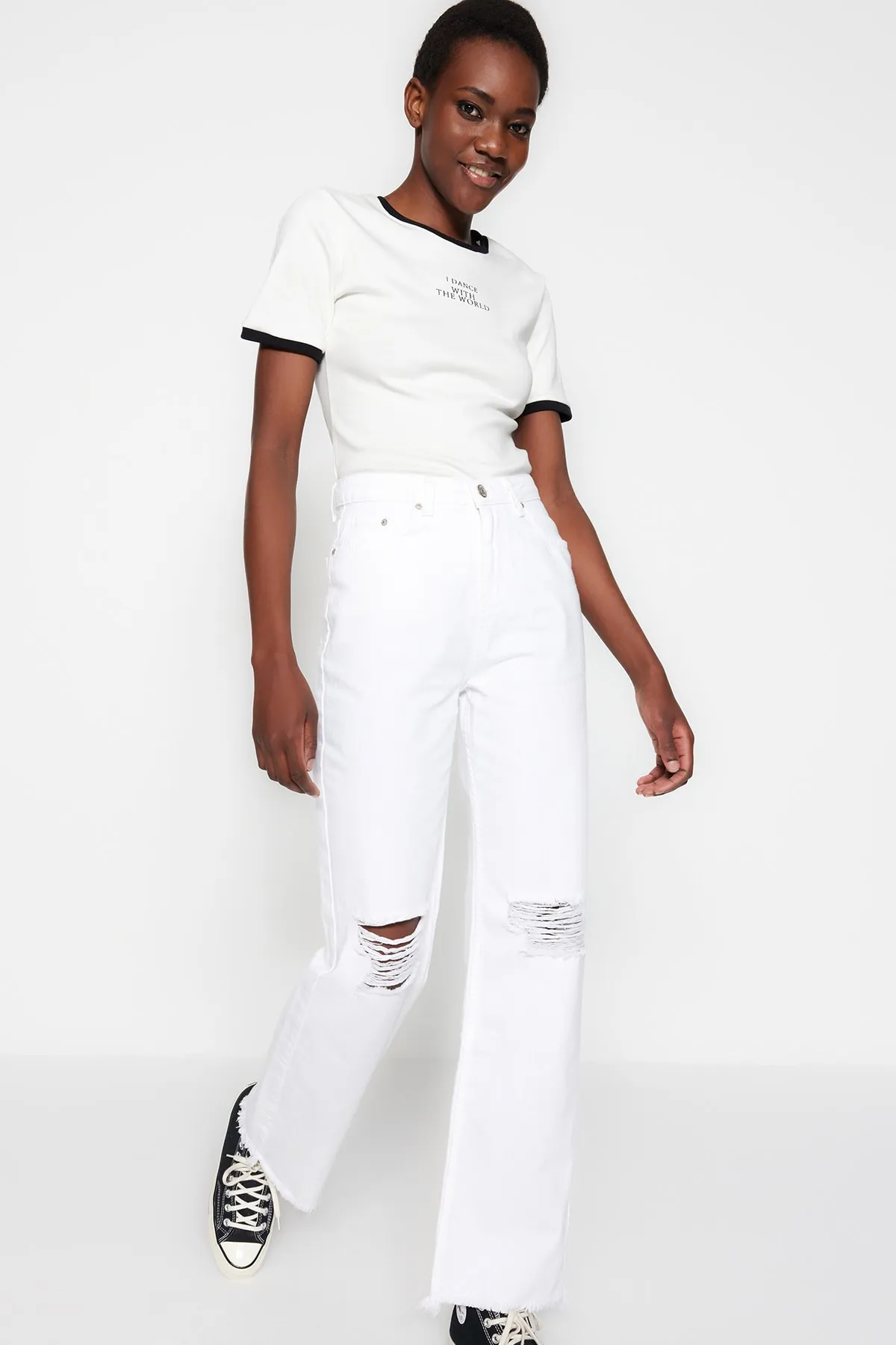 Trendyol Collection  Weiße zerrissene Jeans mit hoher Taille und weitem Bein TWOAW21JE0539