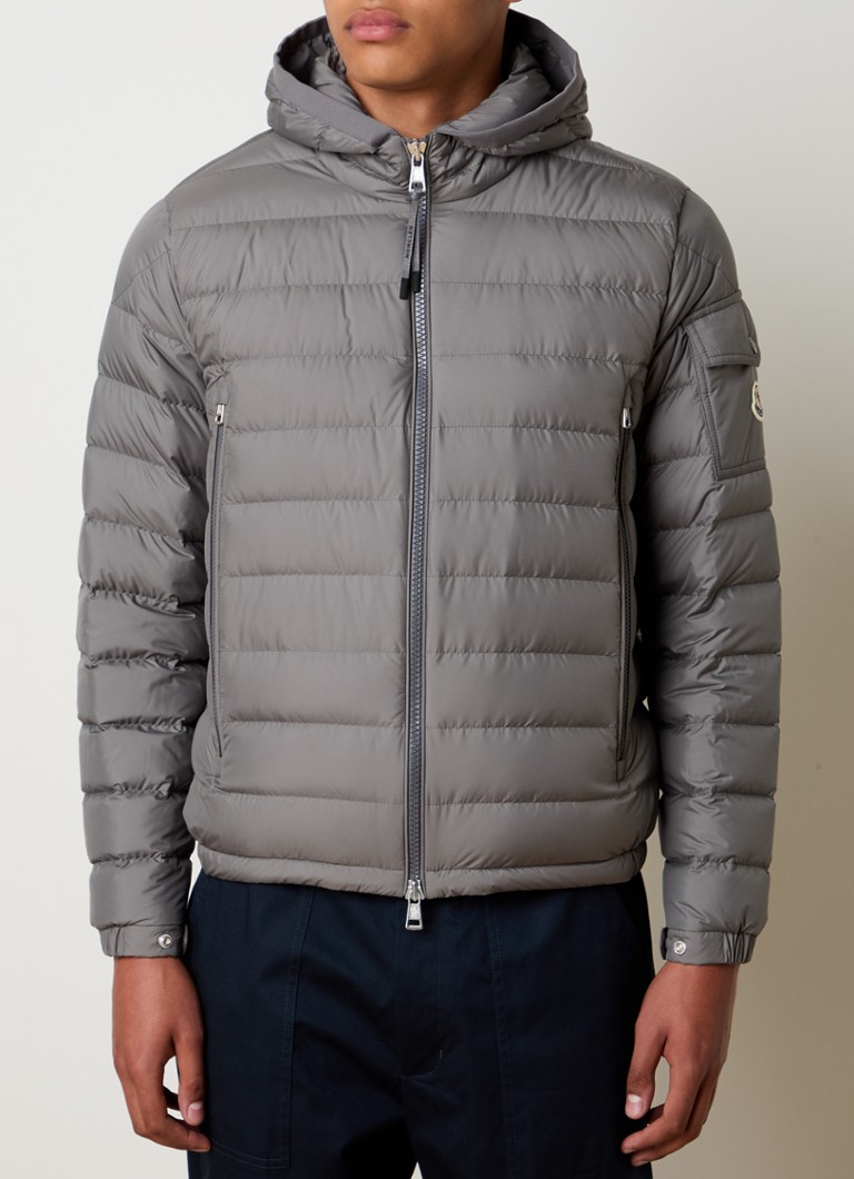 Jachetă matlasată Moncler Galion cu glugă, umplută cu puf de gâscă.