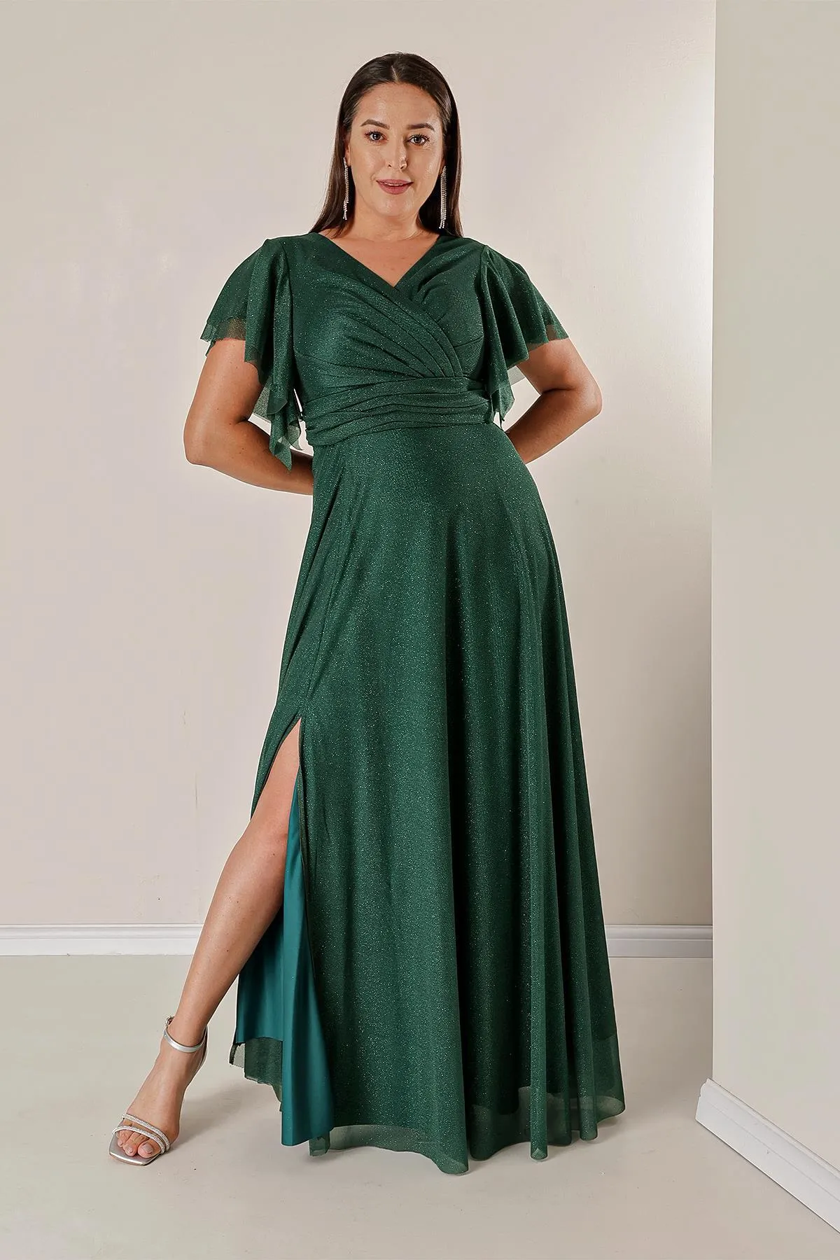 By Saygı  Langes Lurex-Kleid in Übergröße mit zweireihigem Ausschnitt vorne, drapierten, gefütterten Ärmeln, Volant und Schlitz