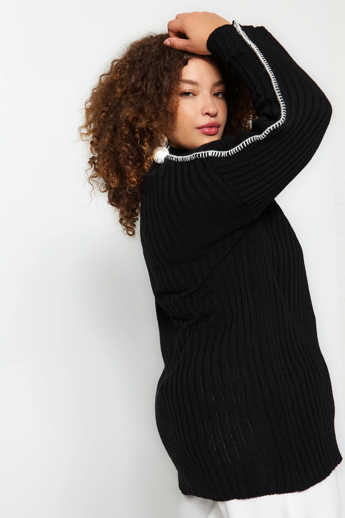 Trendyol Curve  Schwarzer Strickpullover mit Nähten und detaillierten Details TBBAW24AN00096