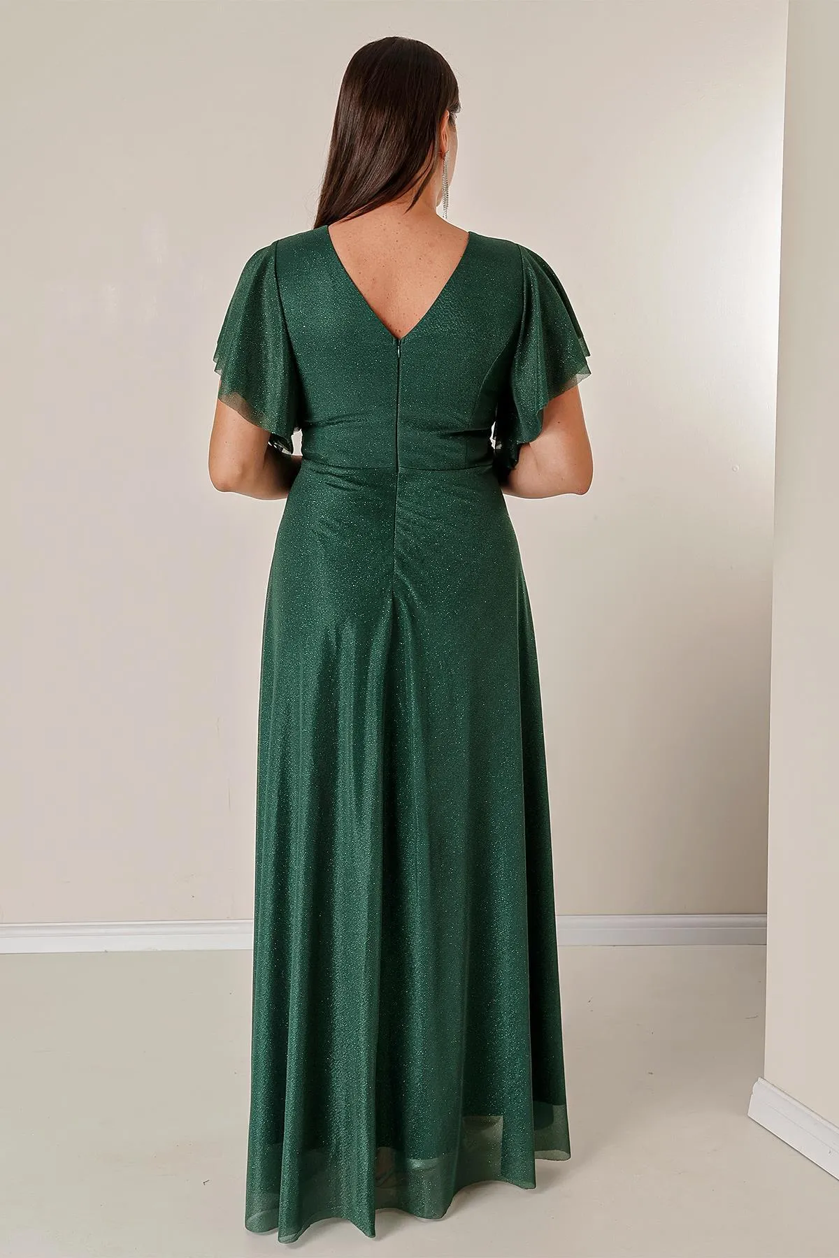 By Saygı  Langes Lurex-Kleid in Übergröße mit zweireihigem Ausschnitt vorne, drapierten, gefütterten Ärmeln, Volant und Schlitz