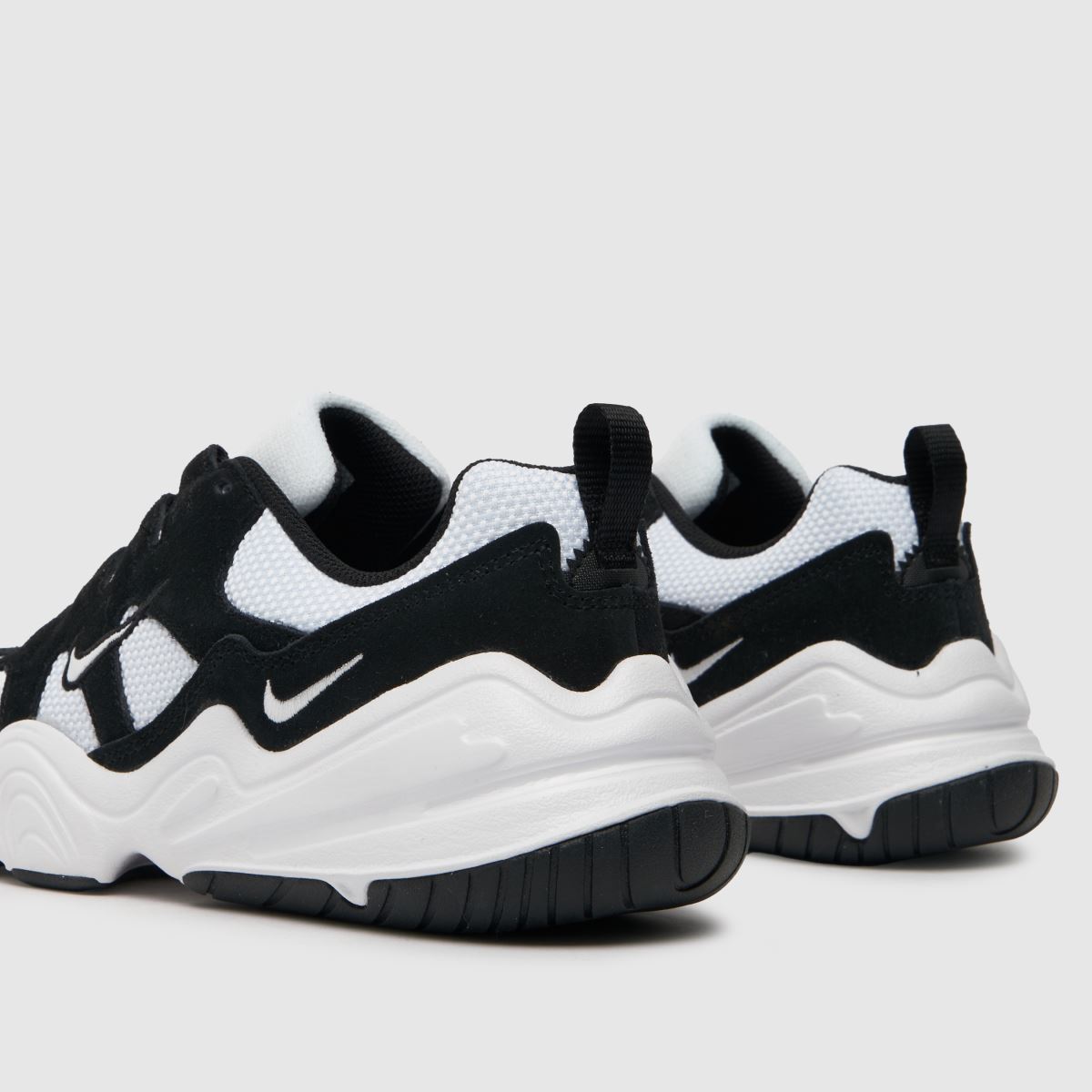 Športni copati Nike Tech Hera v črno-beli barvi