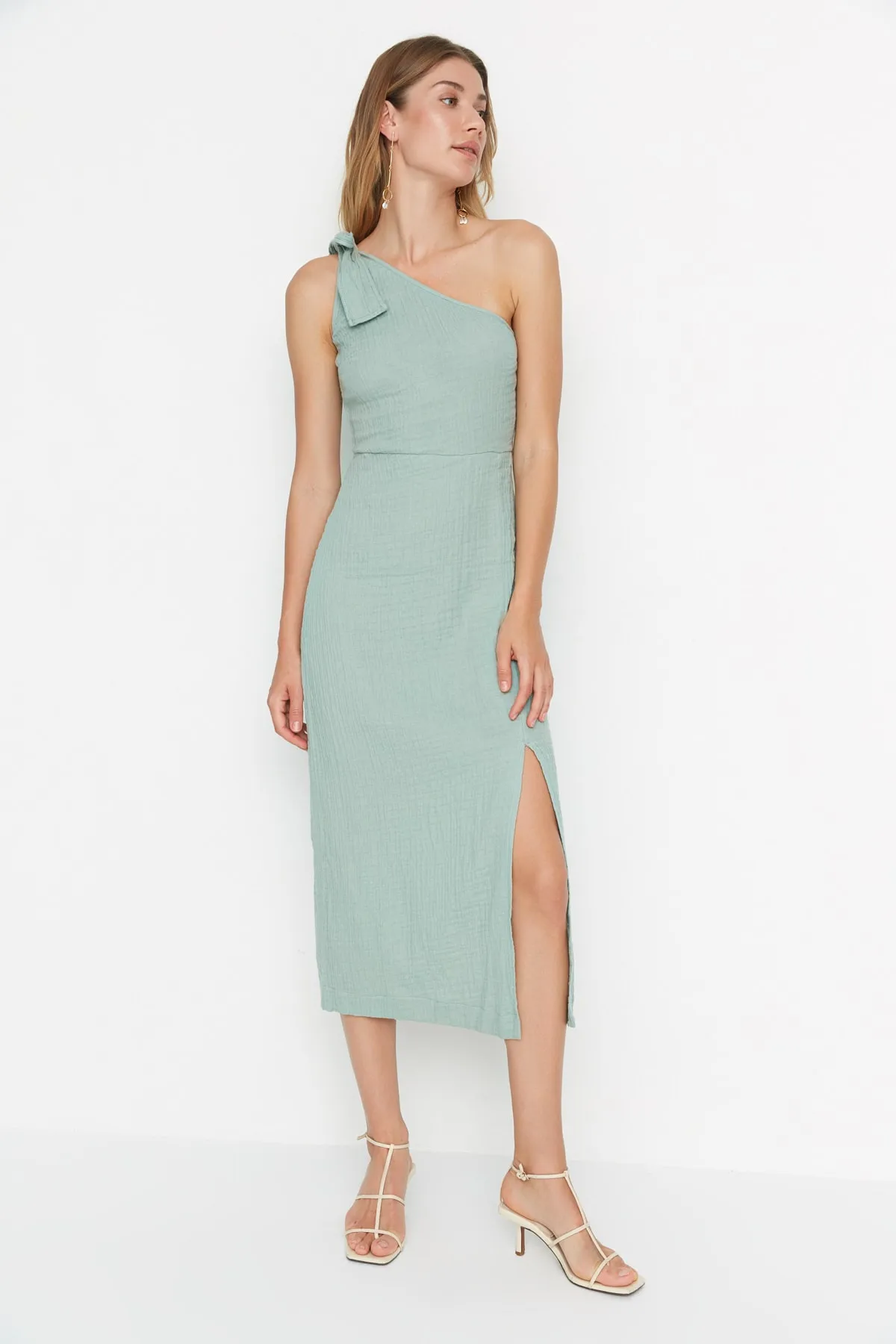 Trendyol Collection  Grünes, geschlitztes One-Shoulder-Musselin-Webkleid